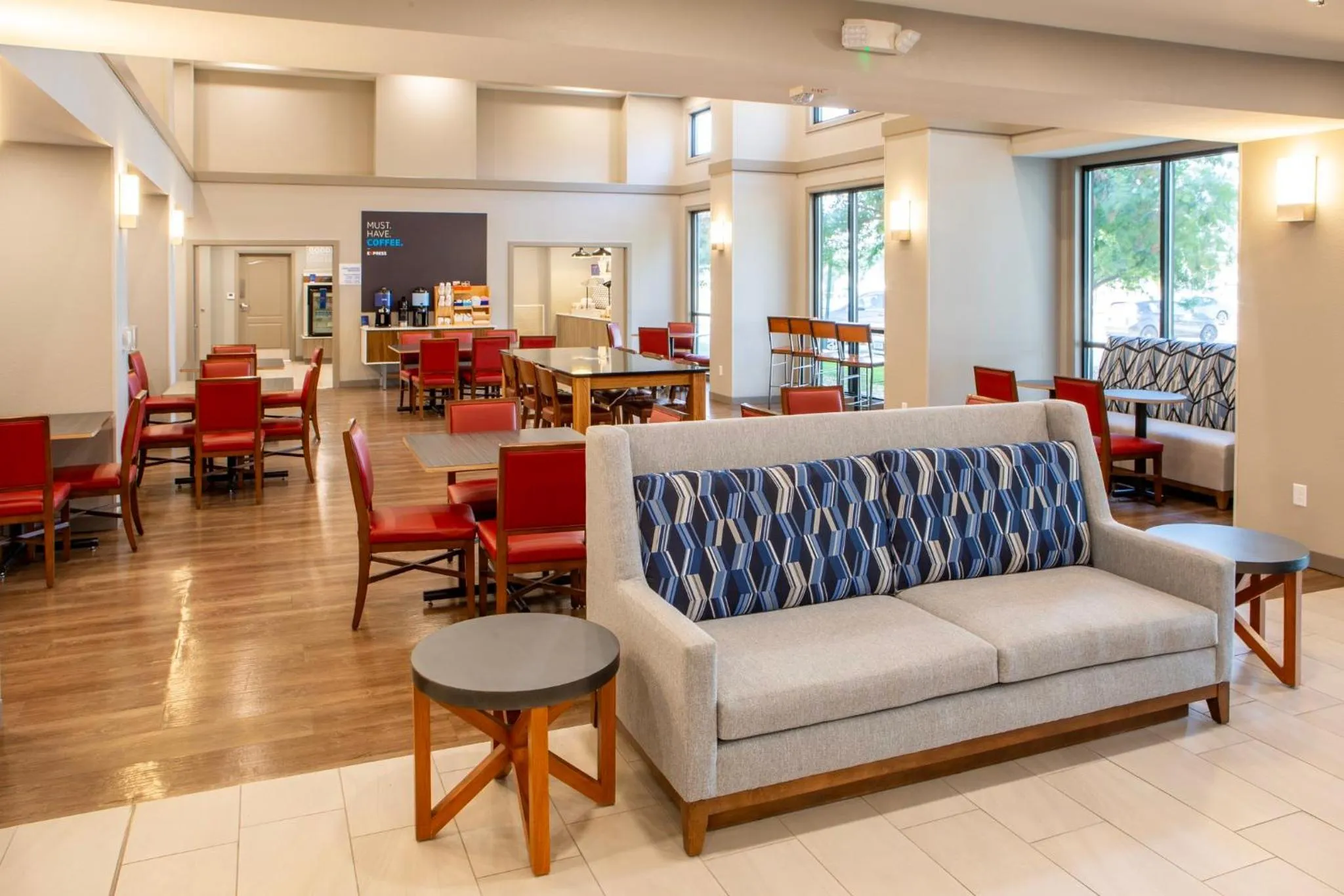 Breakfast in Holiday Inn Express & Suites Sioux City-South by IHG