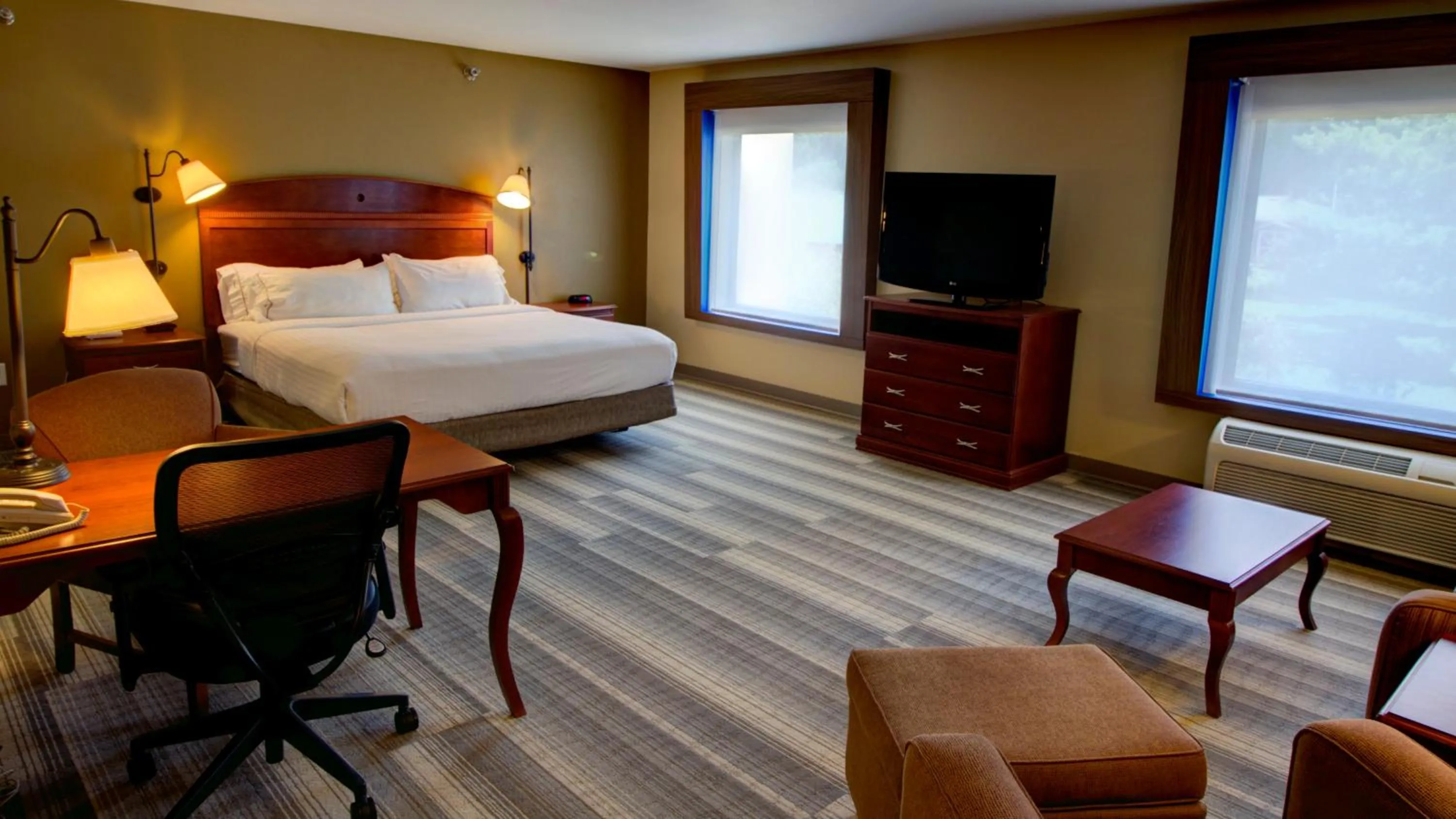 Bedroom, Bed in Holiday Inn Express & Suites Sioux City-South by IHG