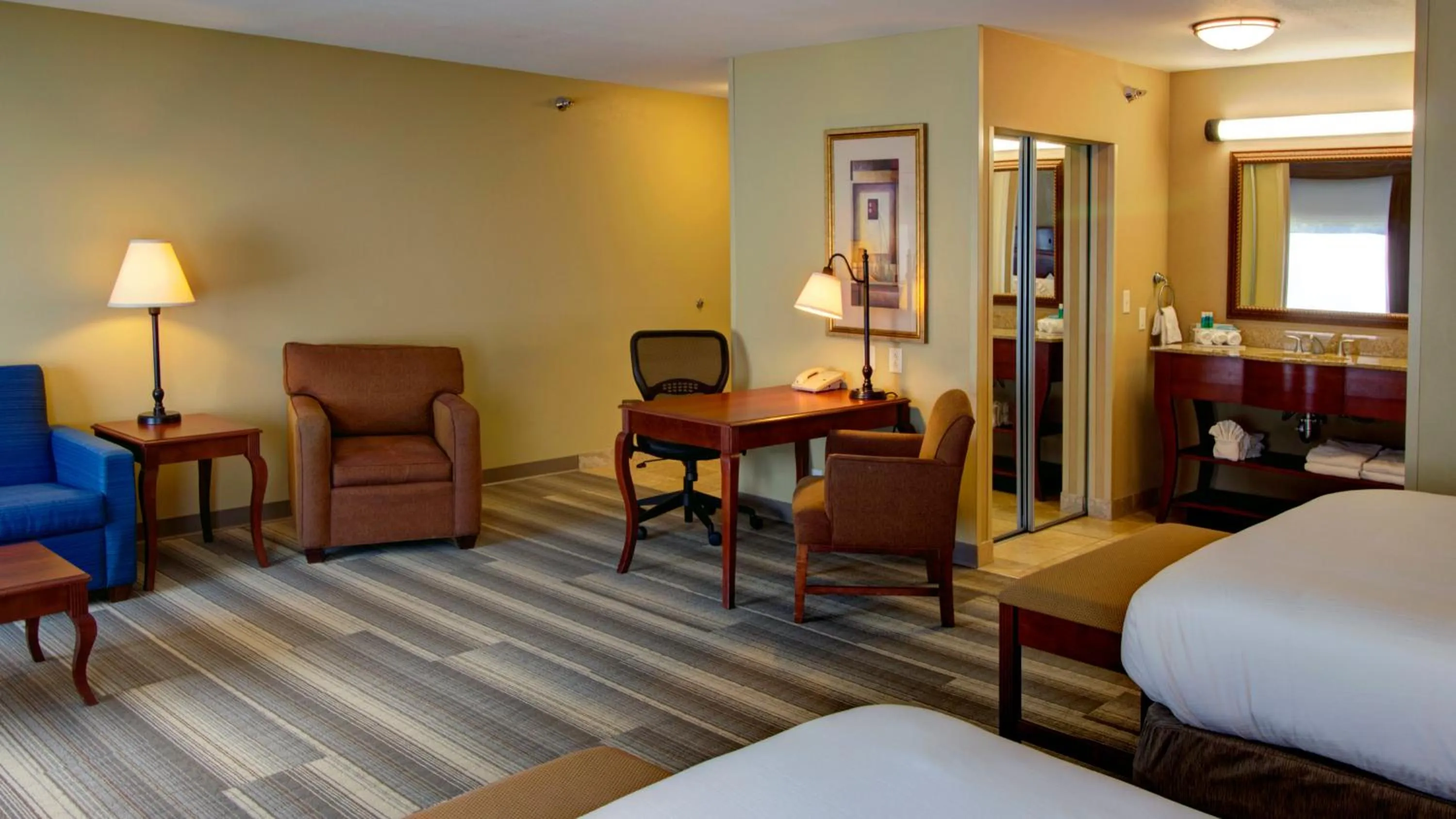 Bedroom, Bed in Holiday Inn Express & Suites Sioux City-South by IHG