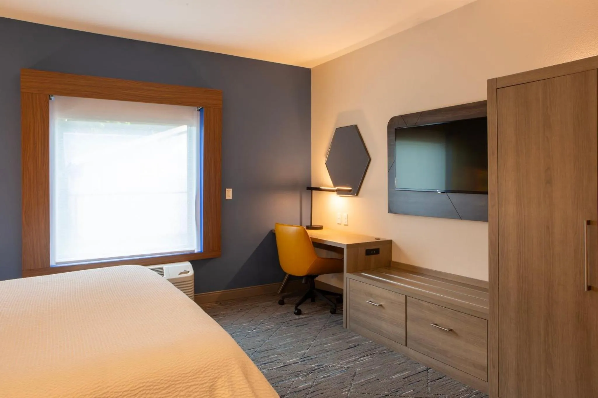 Photo of the whole room, Bed in Holiday Inn Express & Suites Sioux City-South by IHG