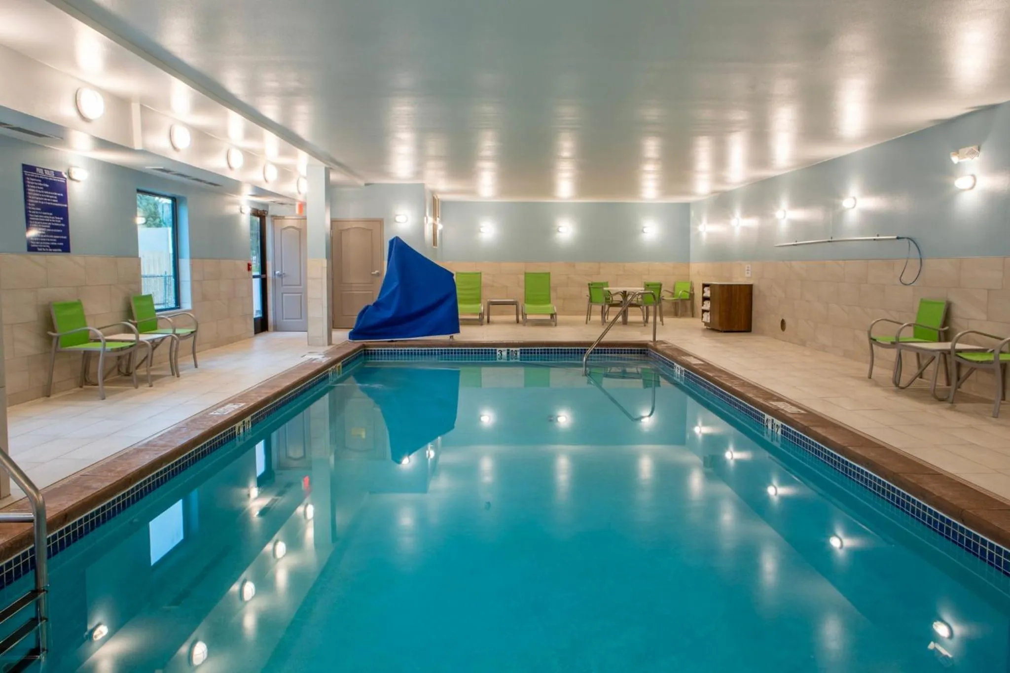 Swimming pool in Holiday Inn Express & Suites Sioux City-South by IHG