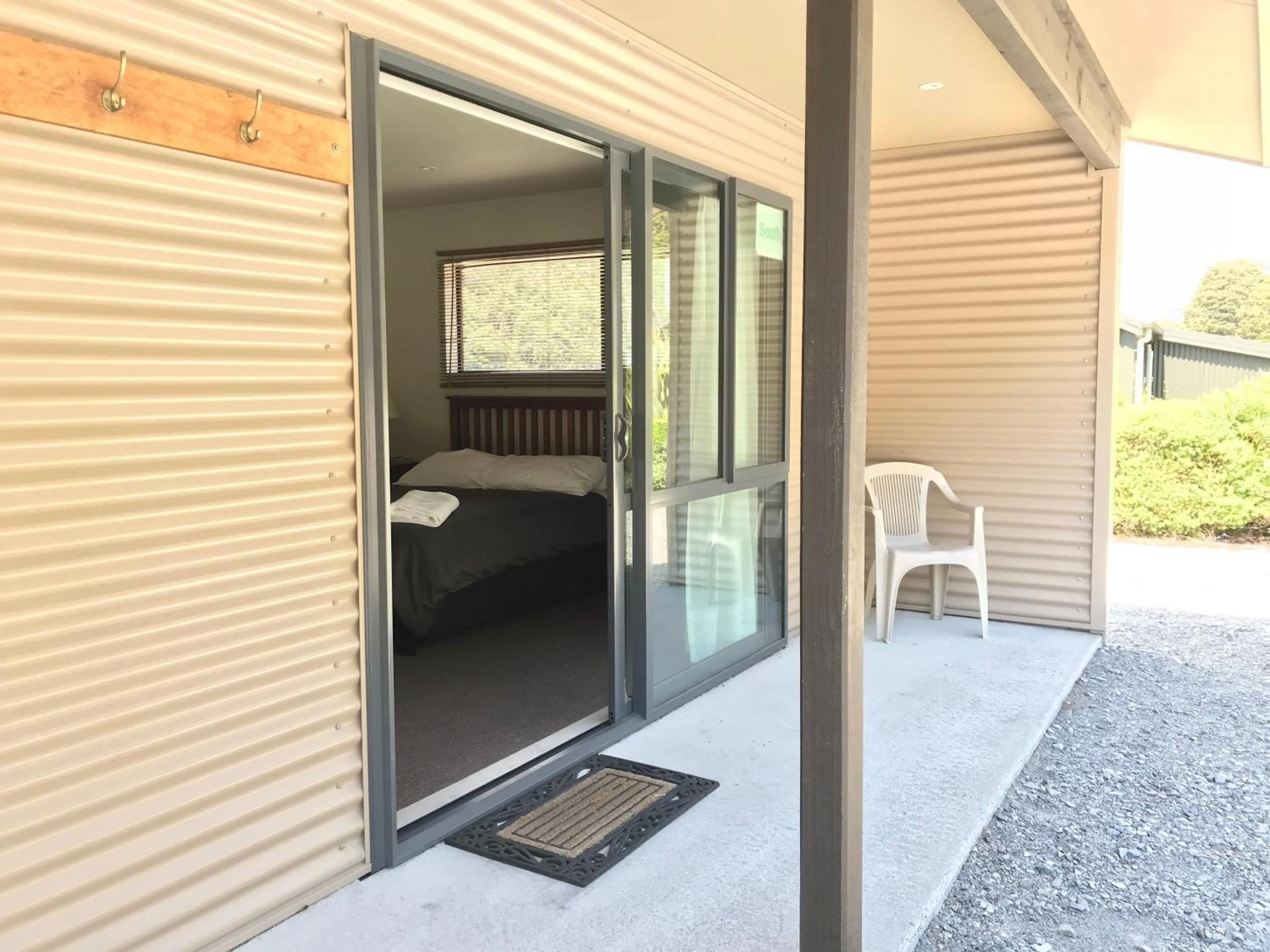 Facade/entrance, Bed in Arthur's Pass Motel & Lodge