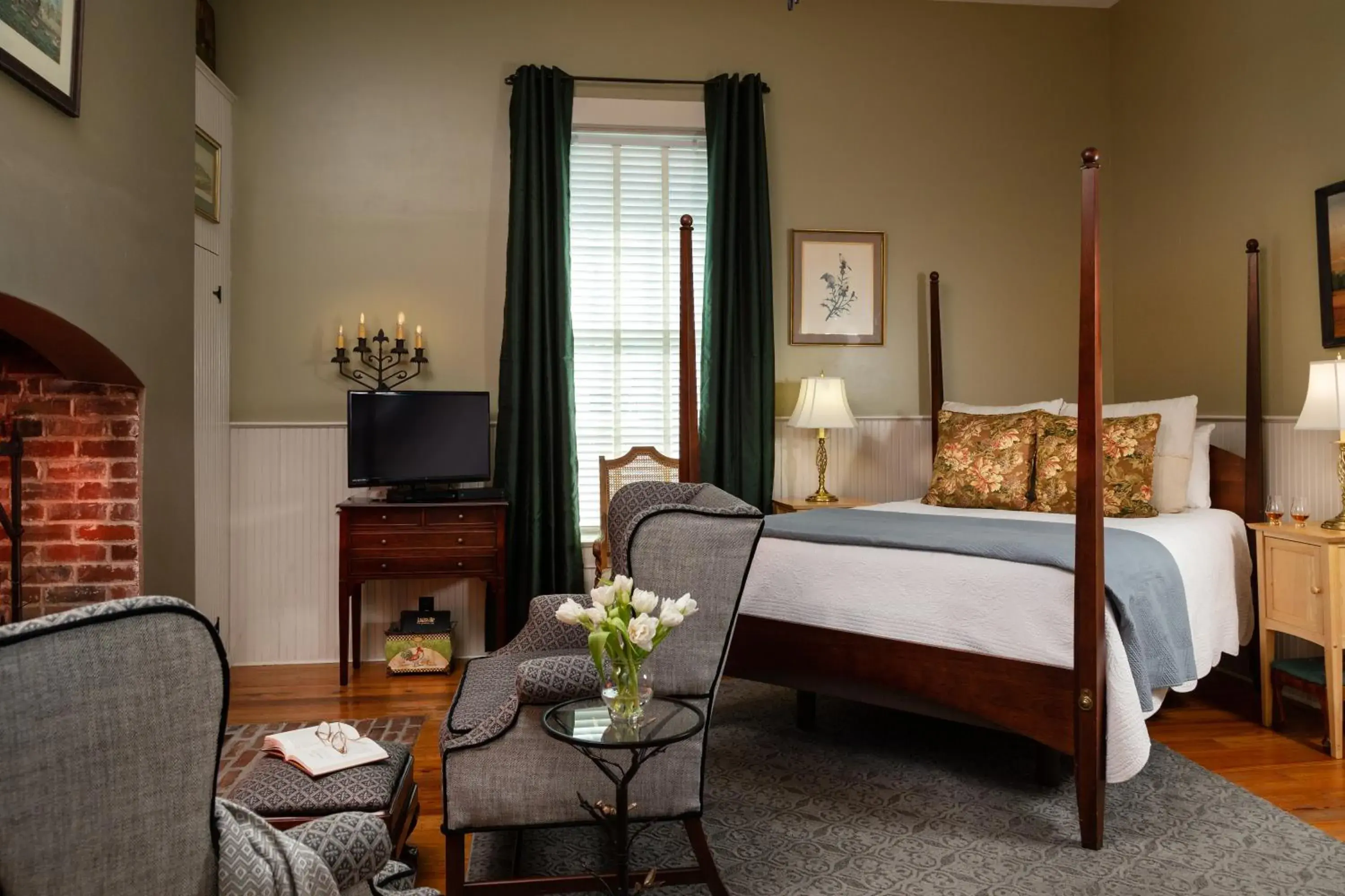 Deluxe Queen Room in Inn at Woodhaven-In the Heart of the Bourbon Trail-Over 12 Distilleries Nearby Deluxe Queen Room in Inn at Woodhaven-In the Heart of the Bourbon Trail-Over 12 Distilleries Nearby