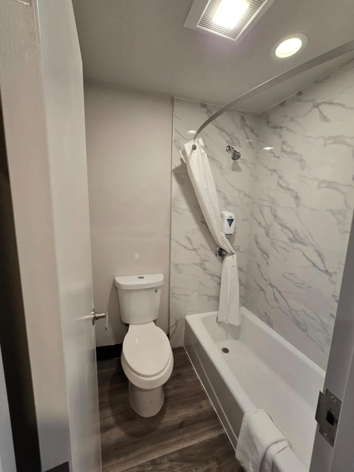 Bath in Hyland Inn near Legoland