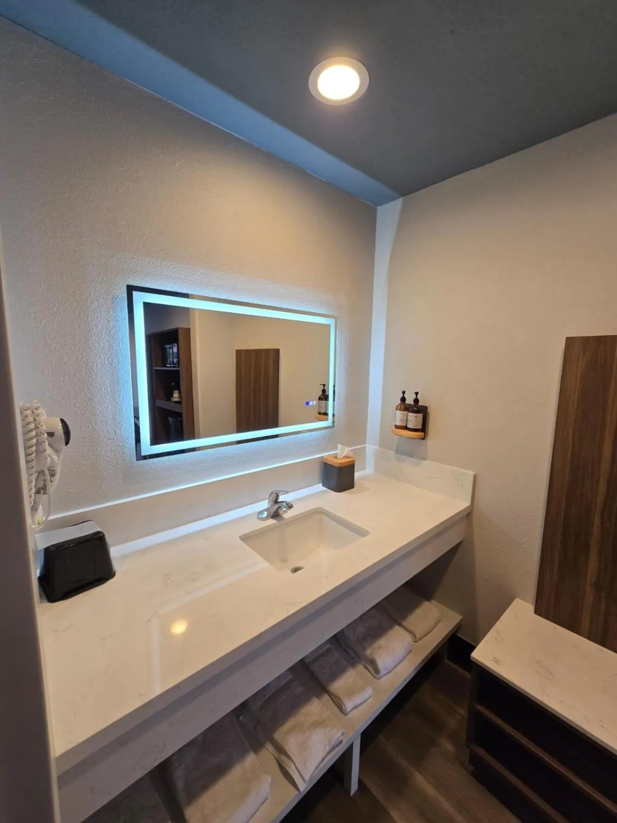 Bathroom, Bed in Hyland Inn near Legoland