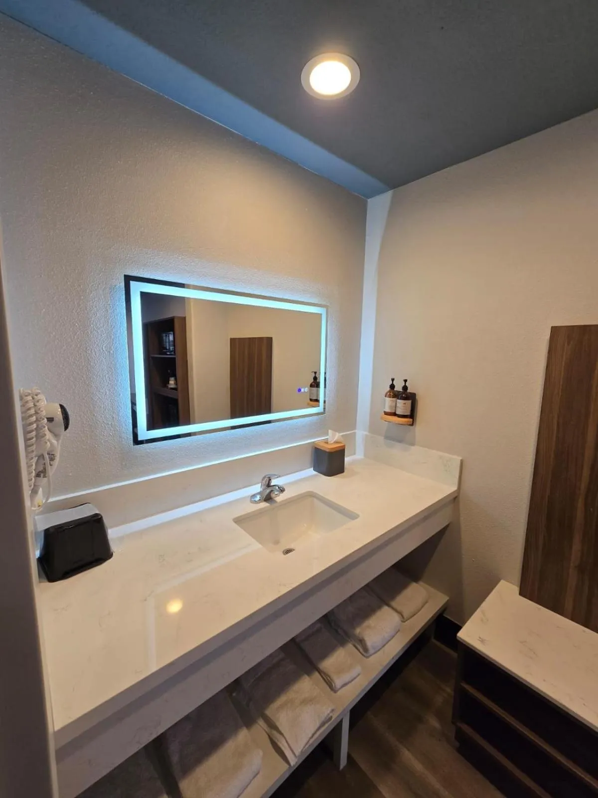 Bathroom, Bed in Hyland Inn near Legoland