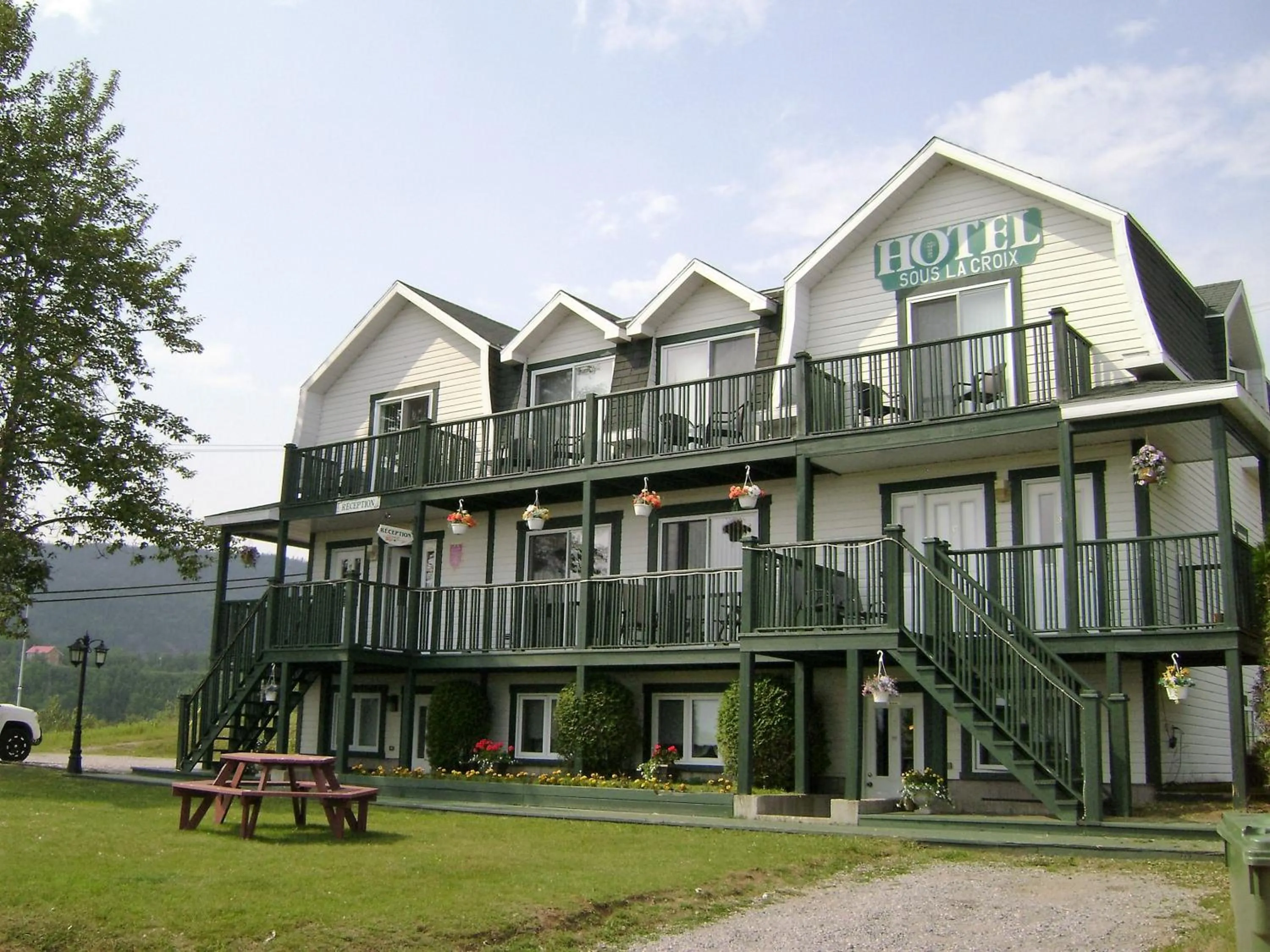 Facade/entrance in Hôtel Sous la Croix 152725