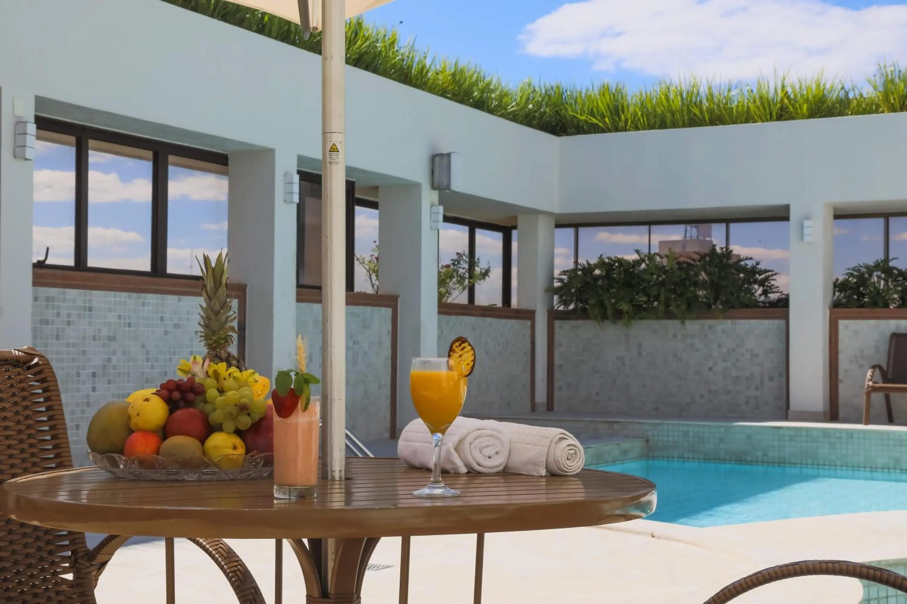 Swimming pool in Golden Tulip Goiania Address