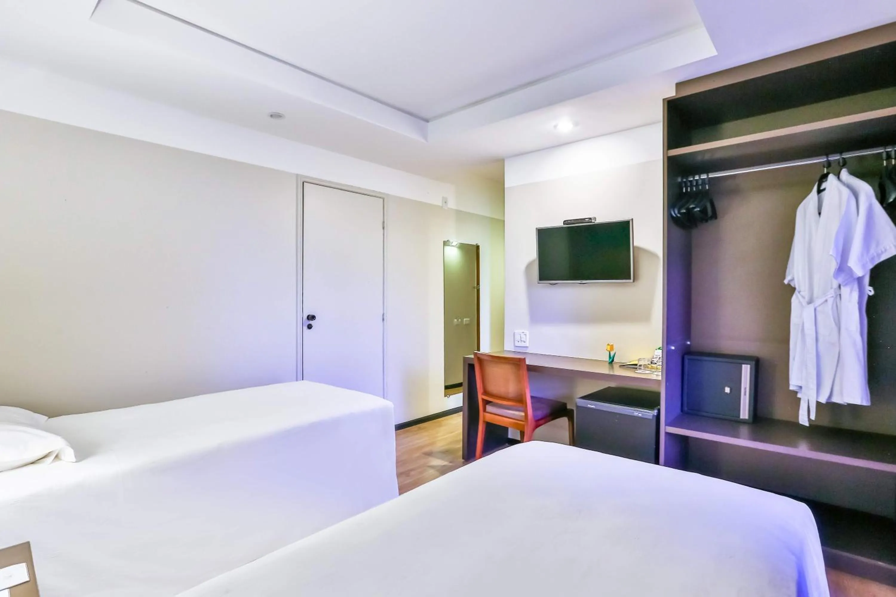 Photo of the whole room, Bed in Golden Tulip Goiania Address