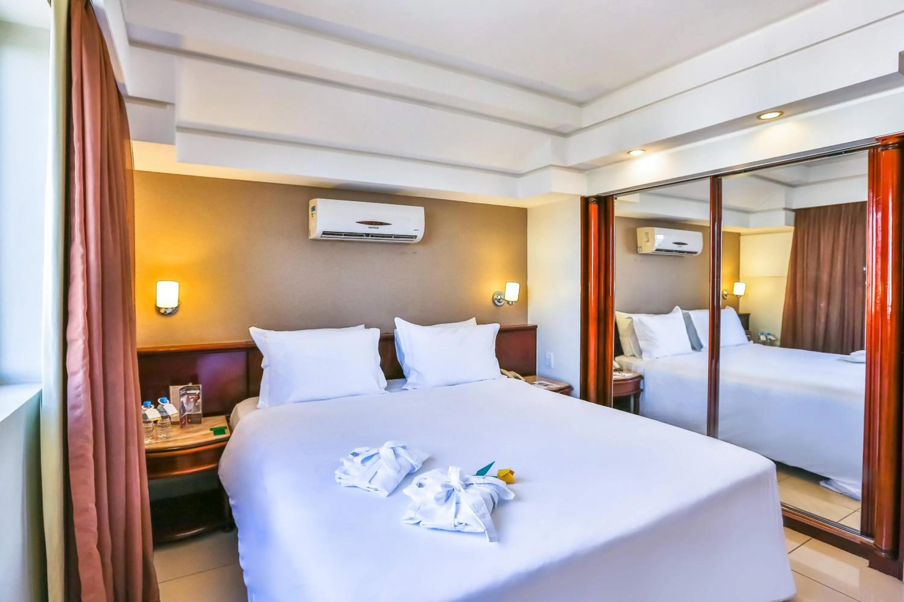 Photo of the whole room, Bed in Golden Tulip Goiania Address