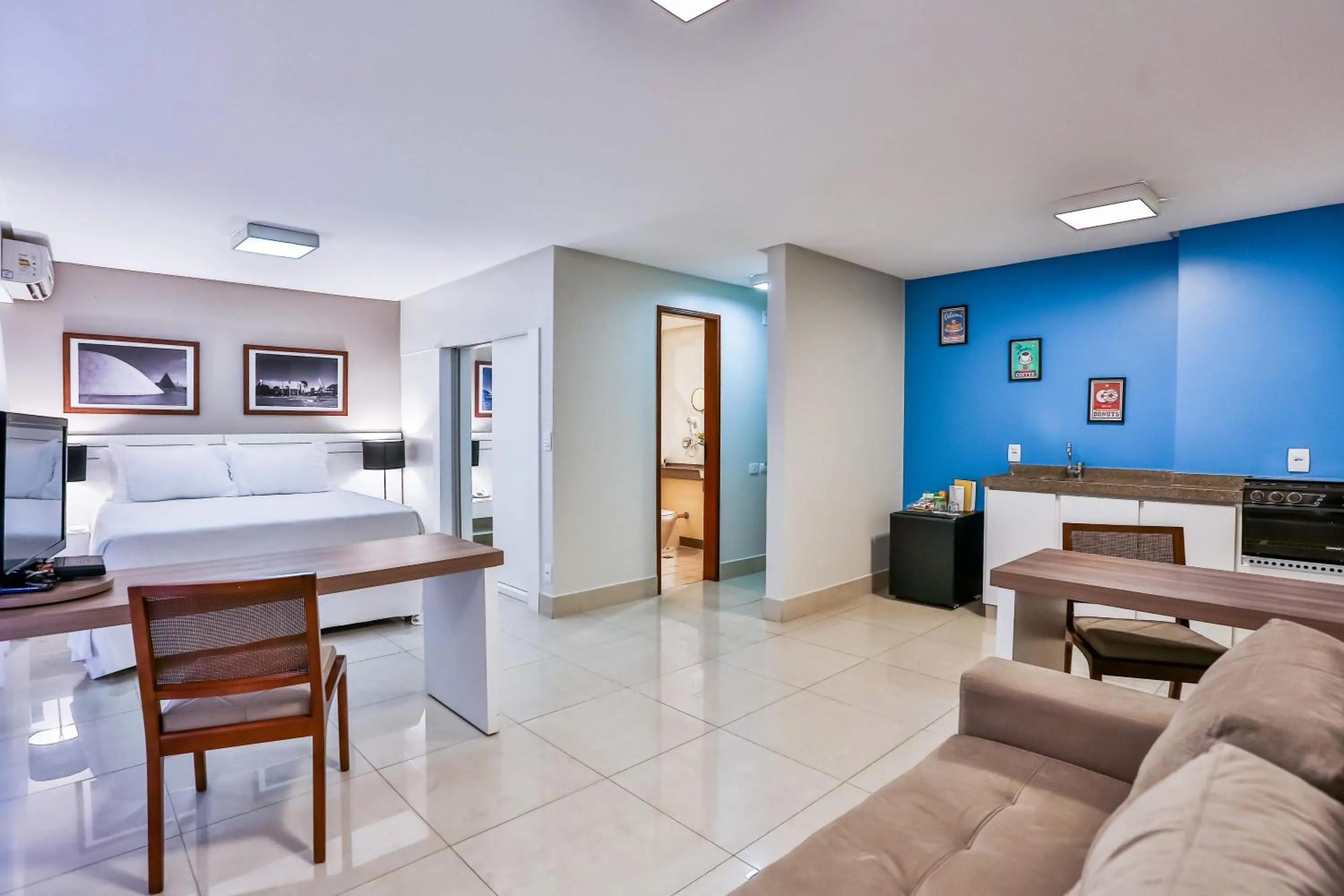 Photo of the whole room, Bed in Golden Tulip Goiania Address