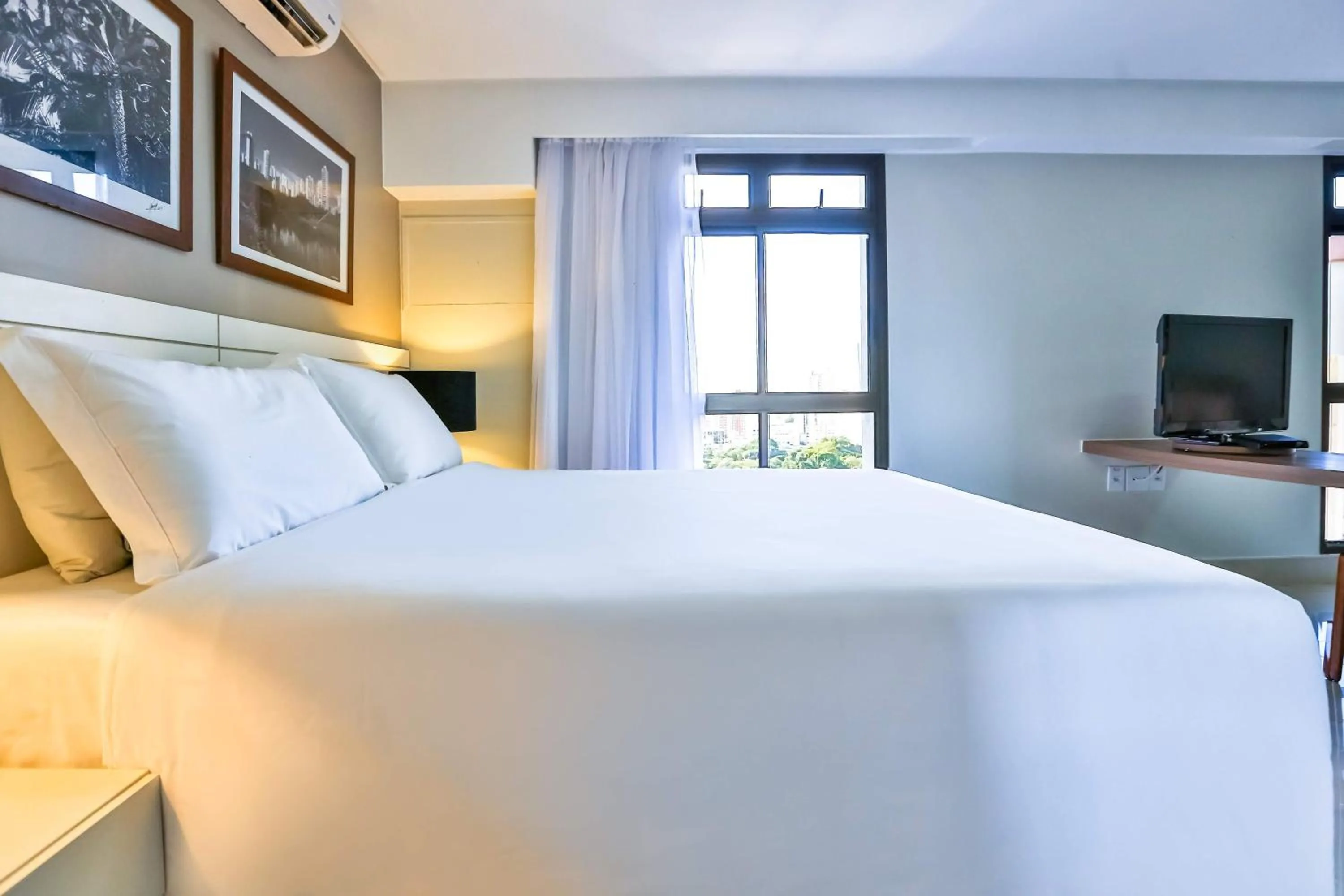 Photo of the whole room, Bed in Golden Tulip Goiania Address