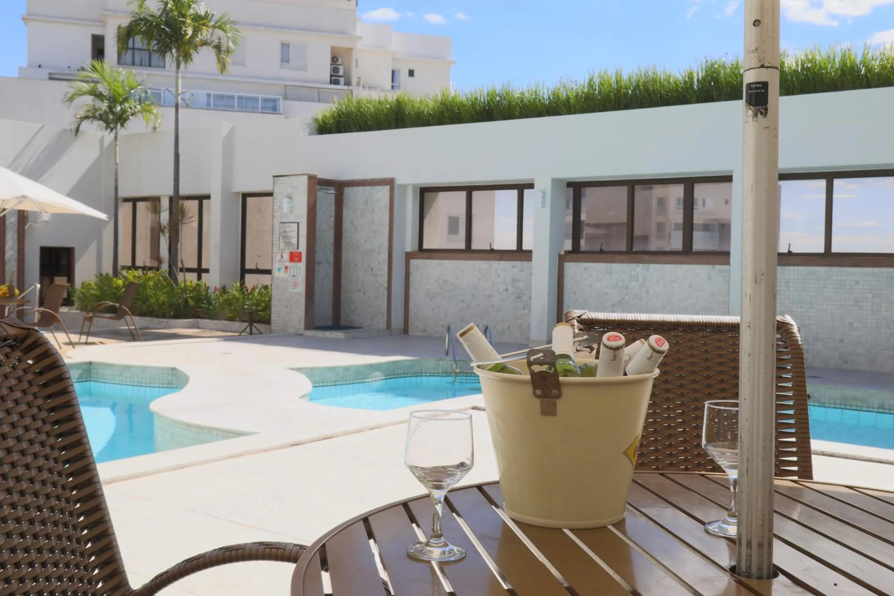 Swimming pool in Golden Tulip Goiania Address