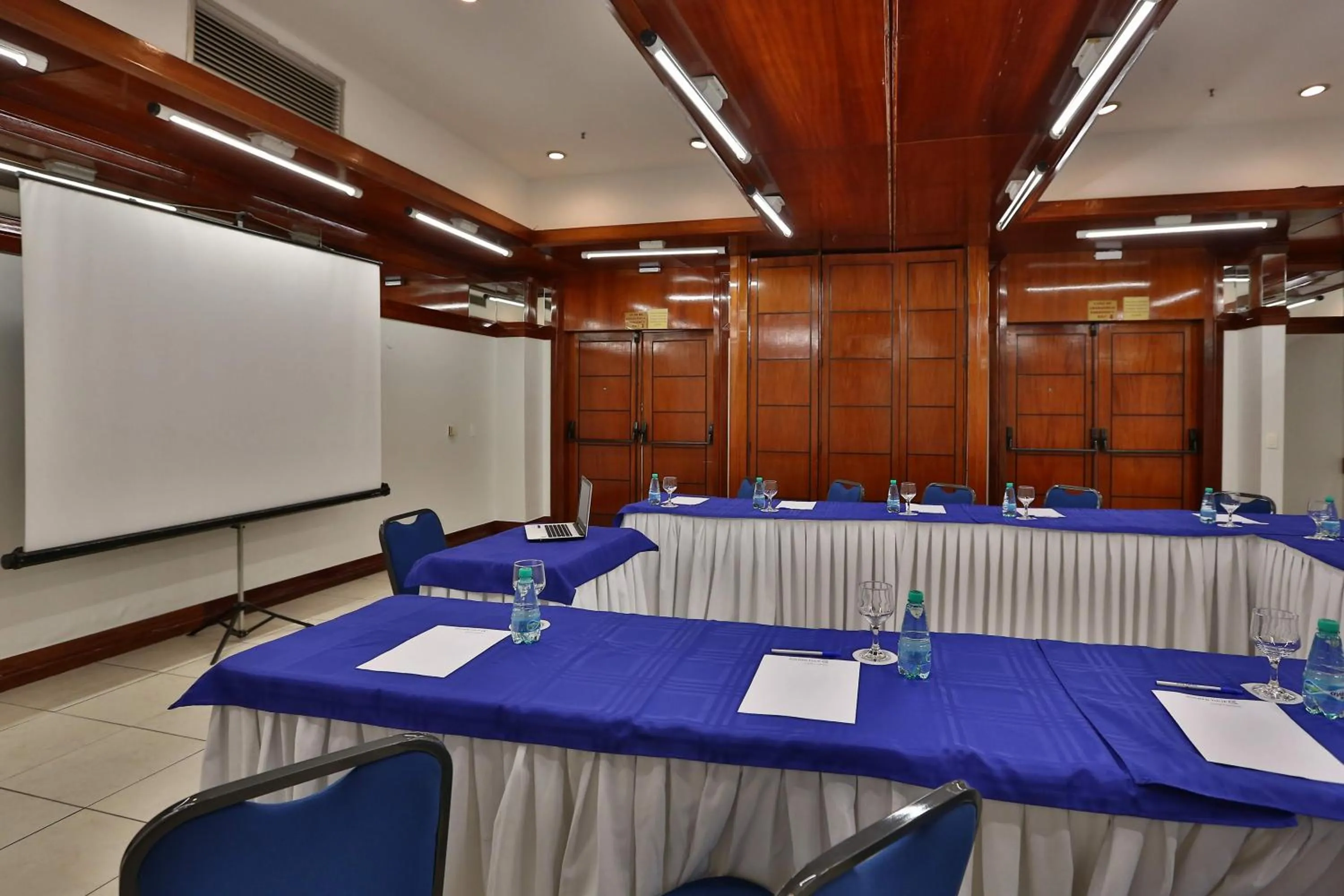 Meeting/conference room in Golden Tulip Goiania Address