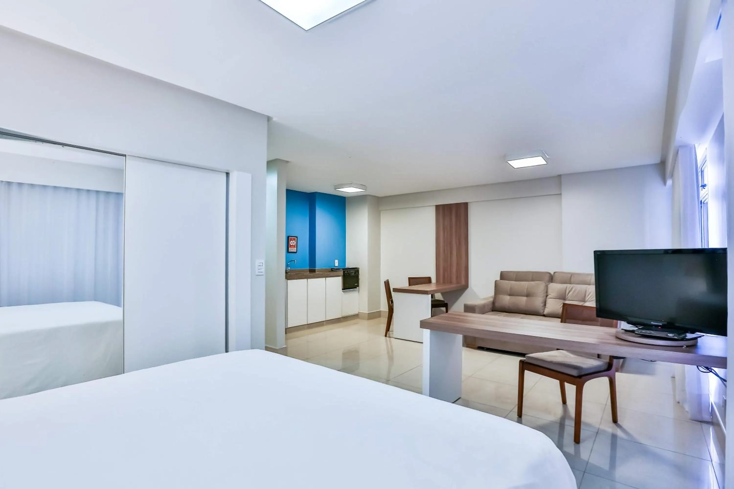 Photo of the whole room, Bed in Golden Tulip Goiania Address