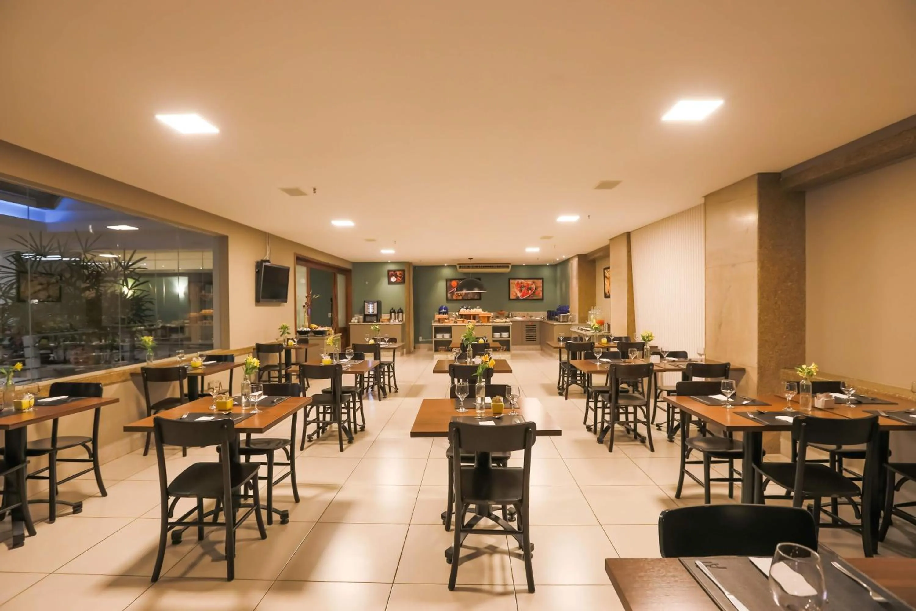 Restaurant/places to eat in Golden Tulip Goiania Address