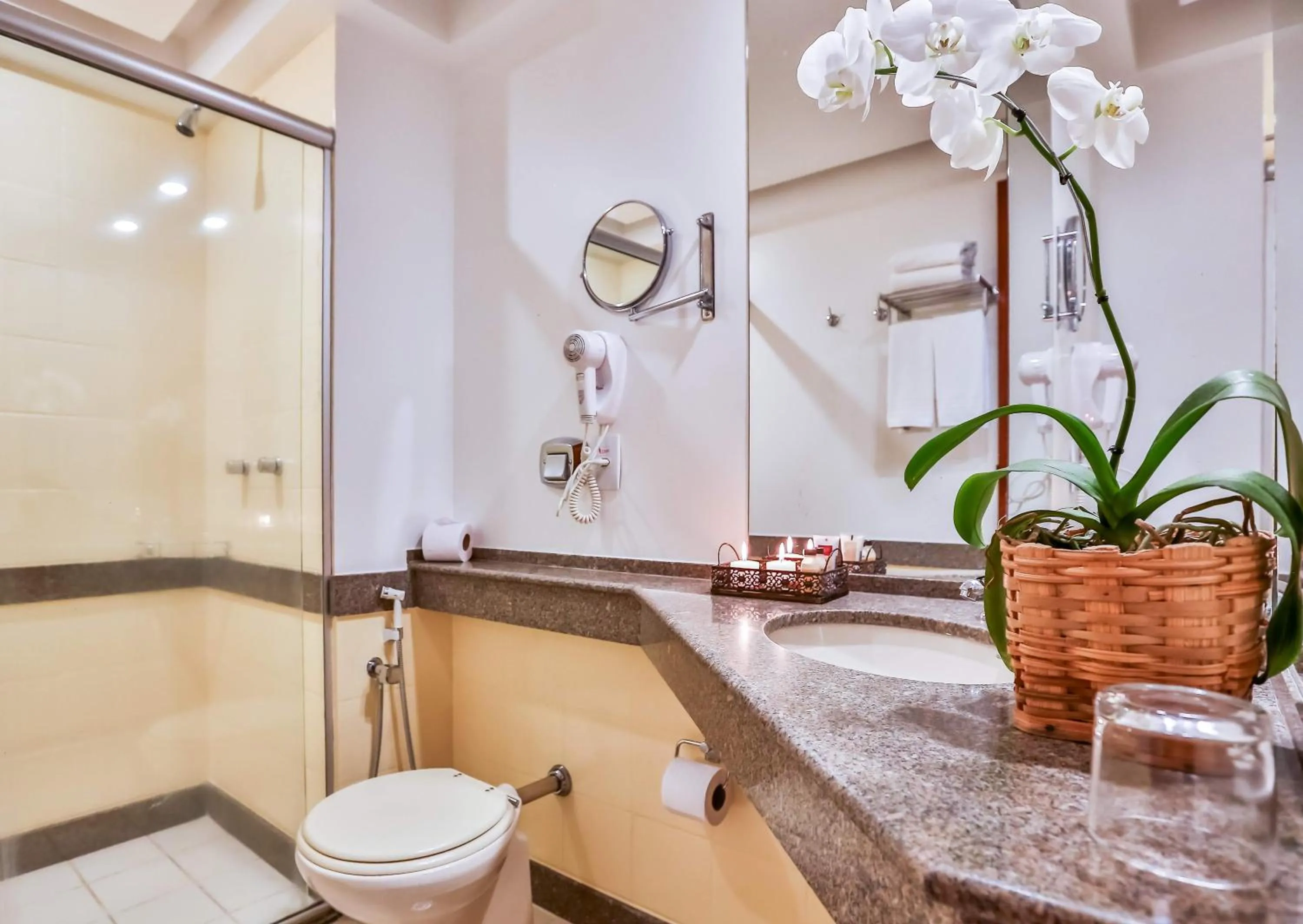 Bathroom in Golden Tulip Goiania Address