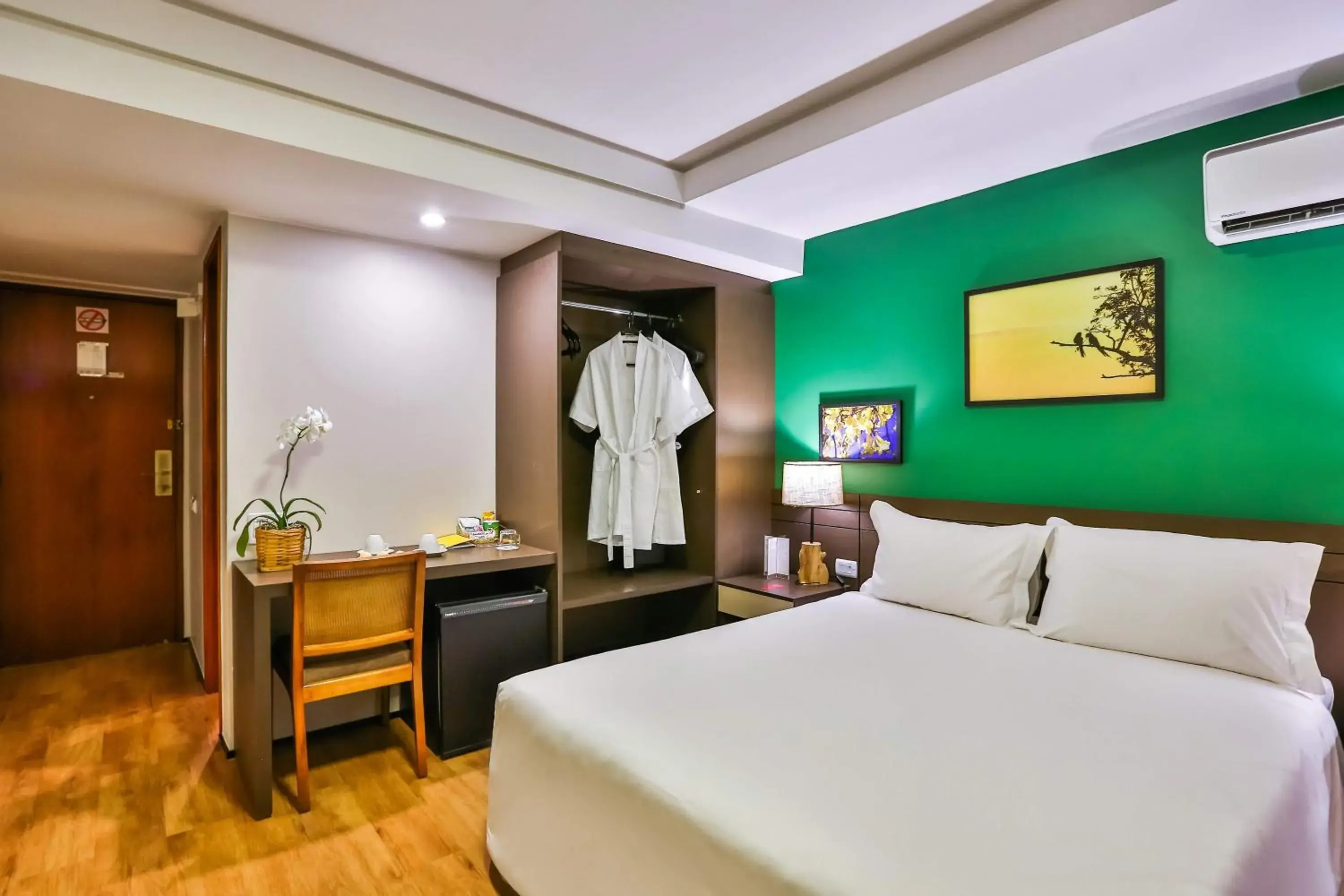 Photo of the whole room, Bed in Golden Tulip Goiania Address Photo of the whole room, Bed in Golden Tulip Goiania Address