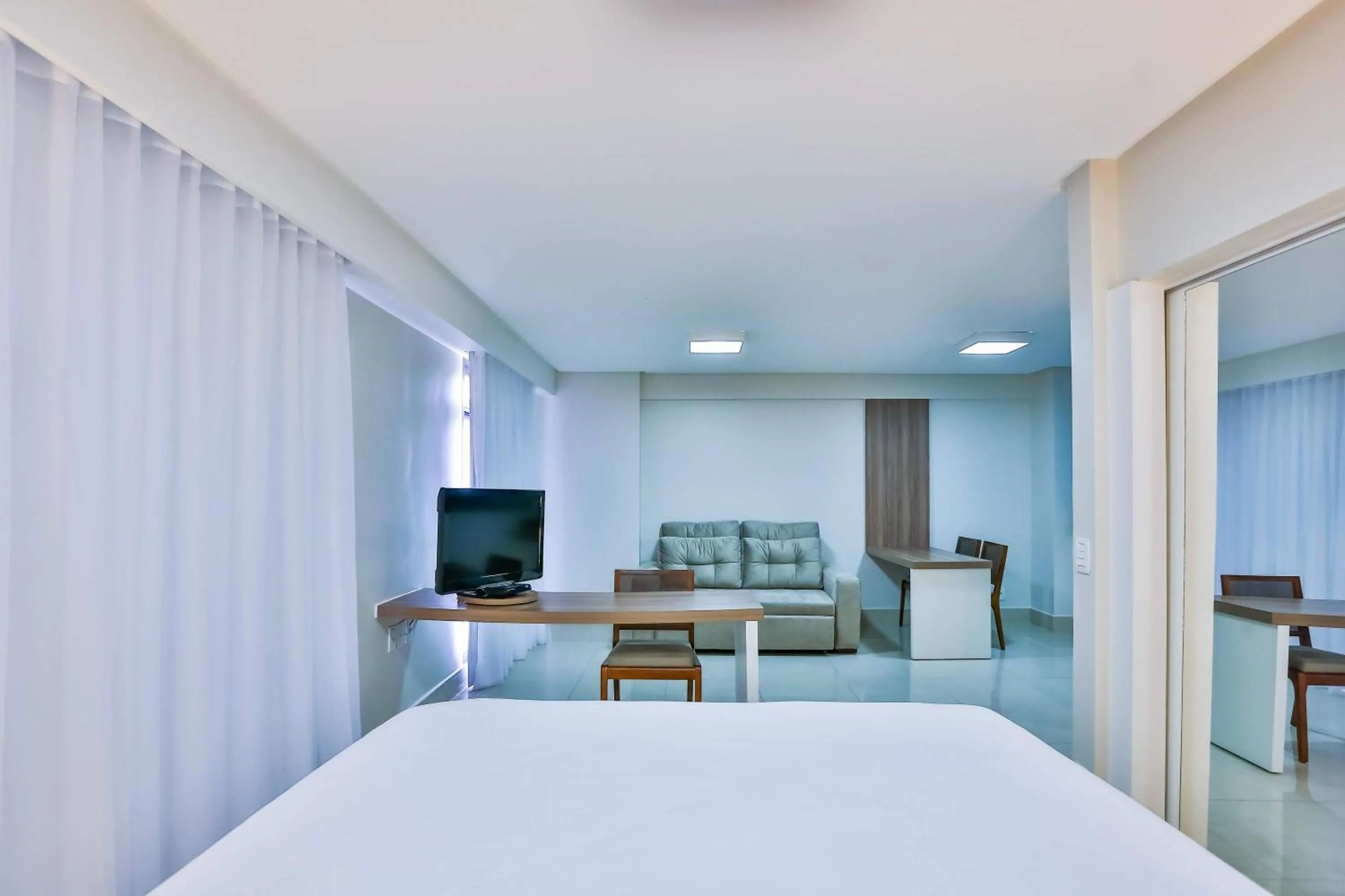 Photo of the whole room, Bed in Golden Tulip Goiania Address