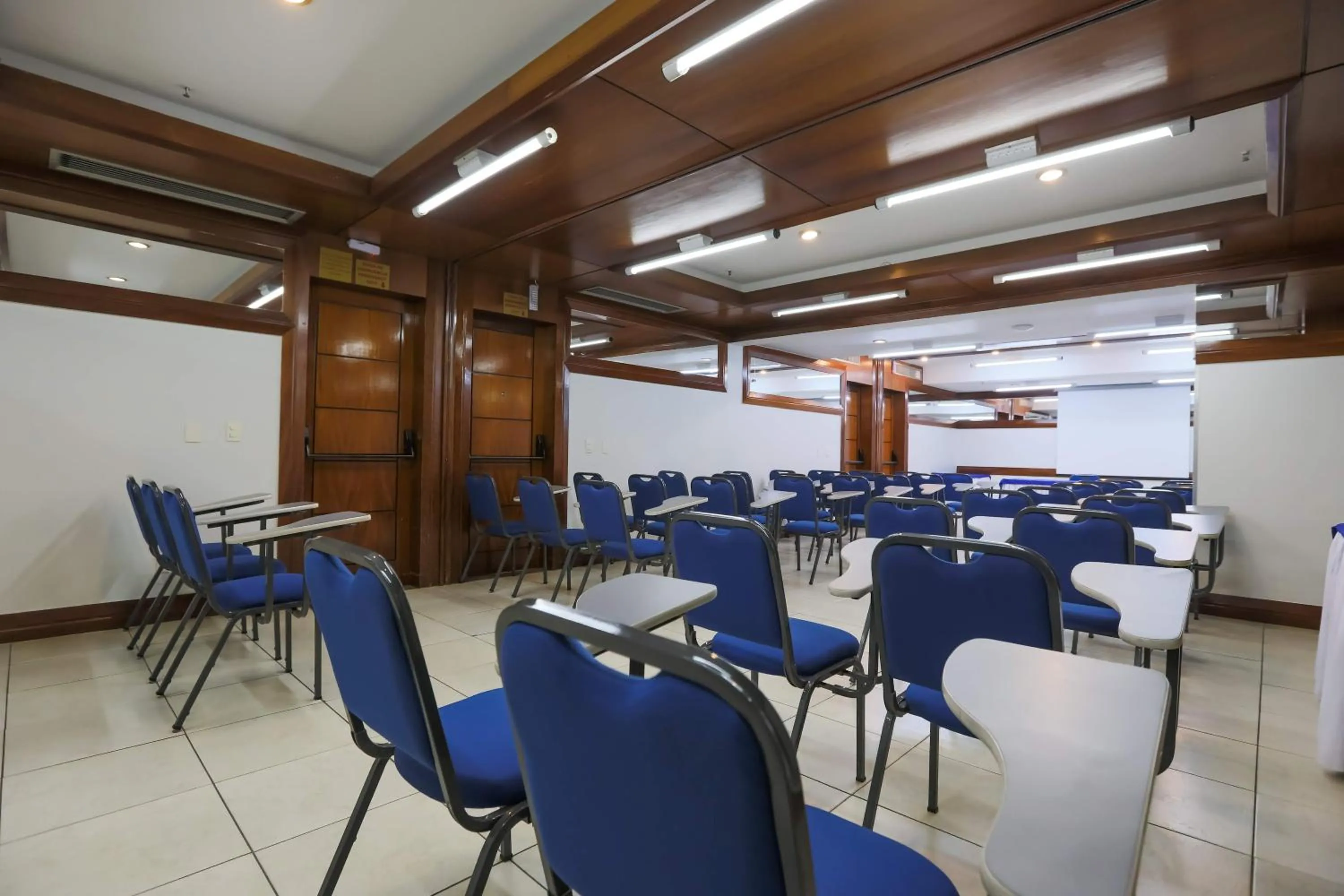 Business facilities in Golden Tulip Goiania Address