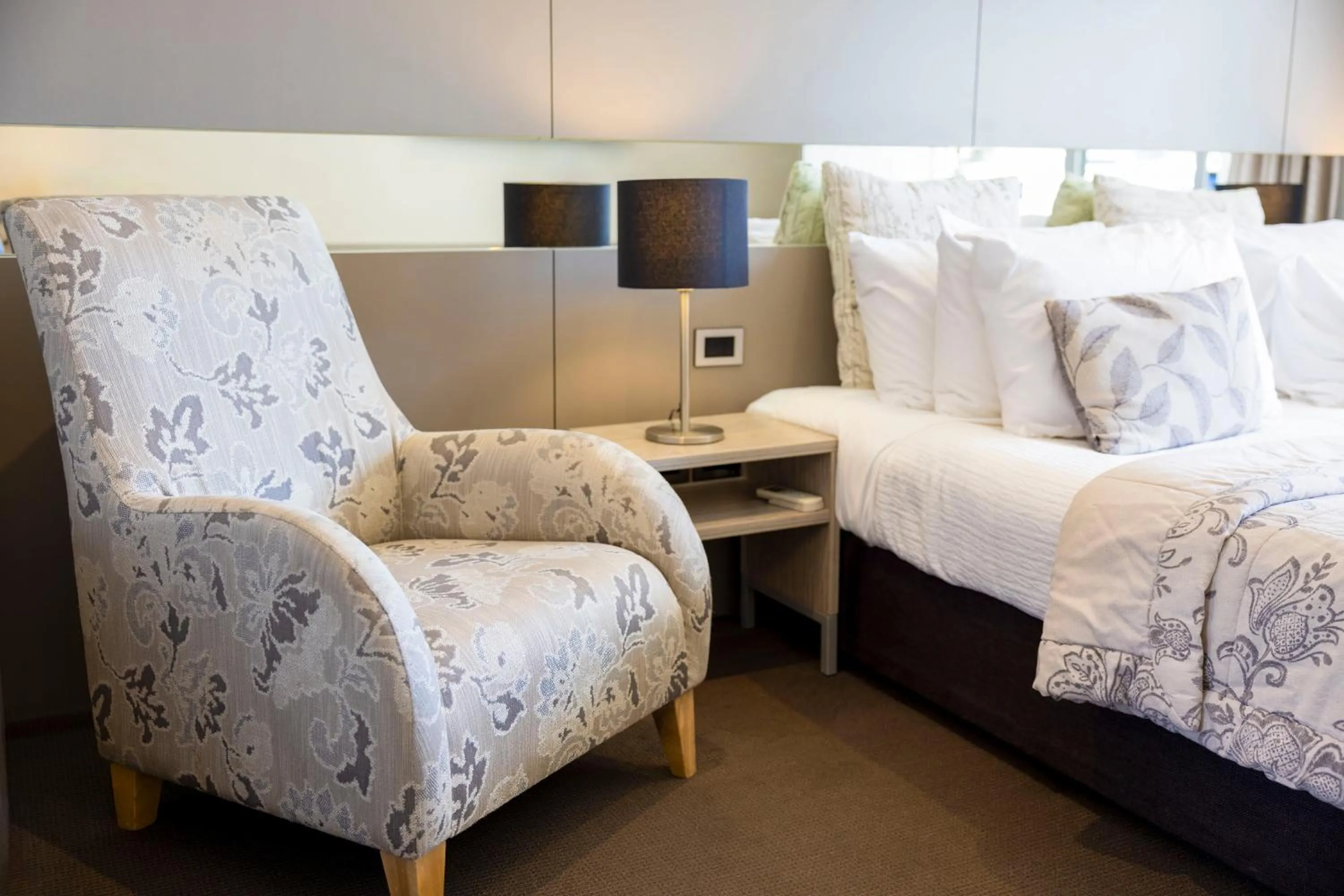 Seating area, Bed in Airport Gateway Hotel