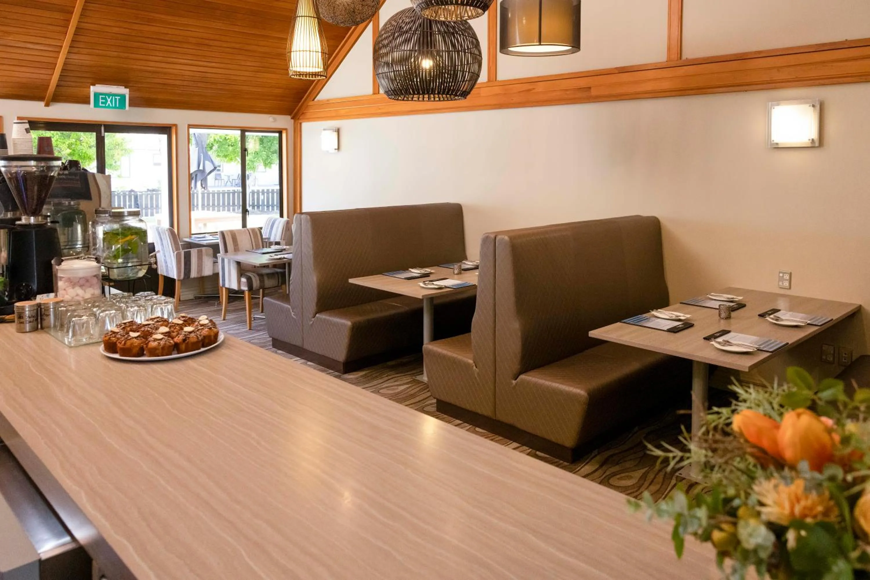 Restaurant/places to eat in Airport Gateway Hotel