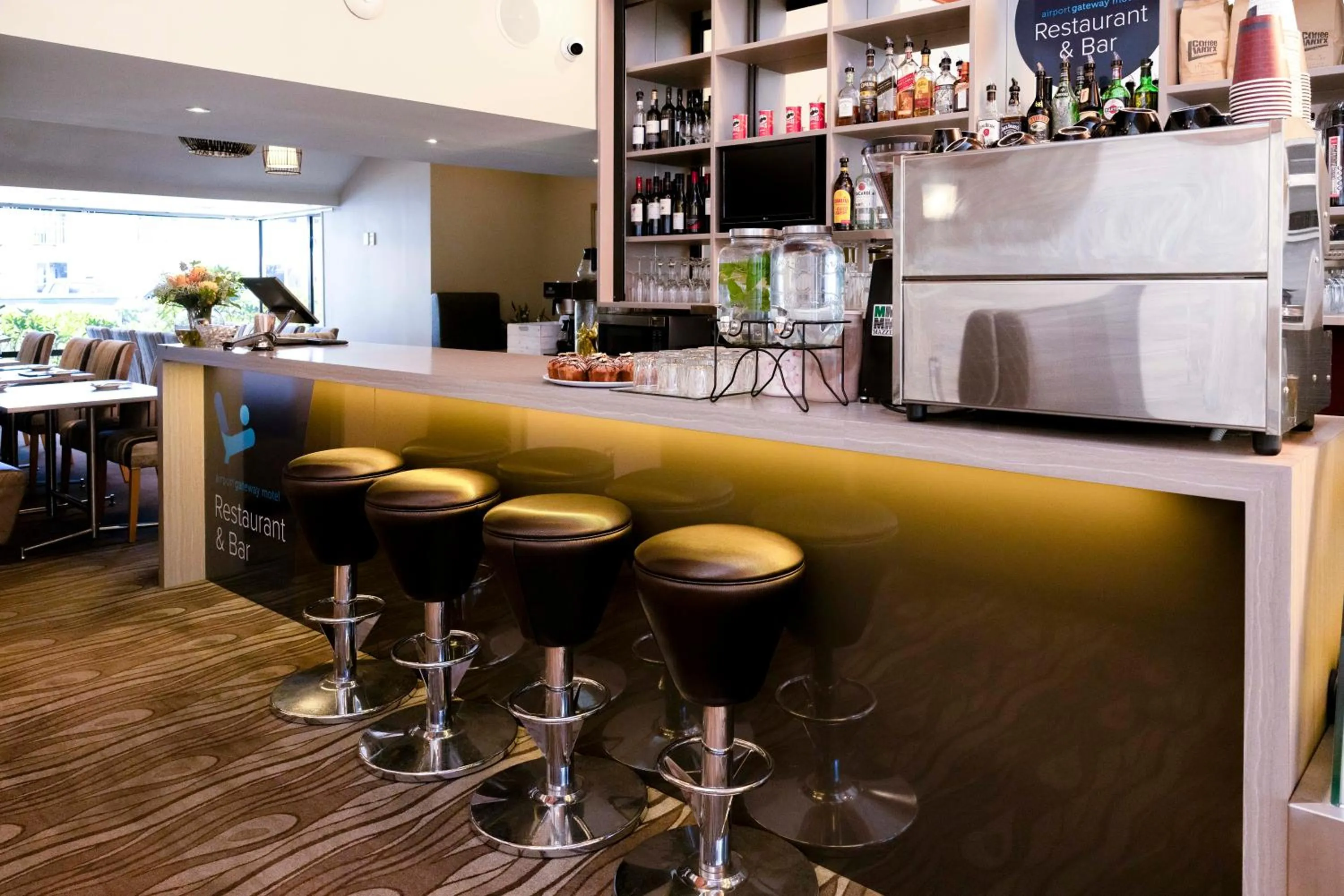 Restaurant/places to eat in Airport Gateway Hotel