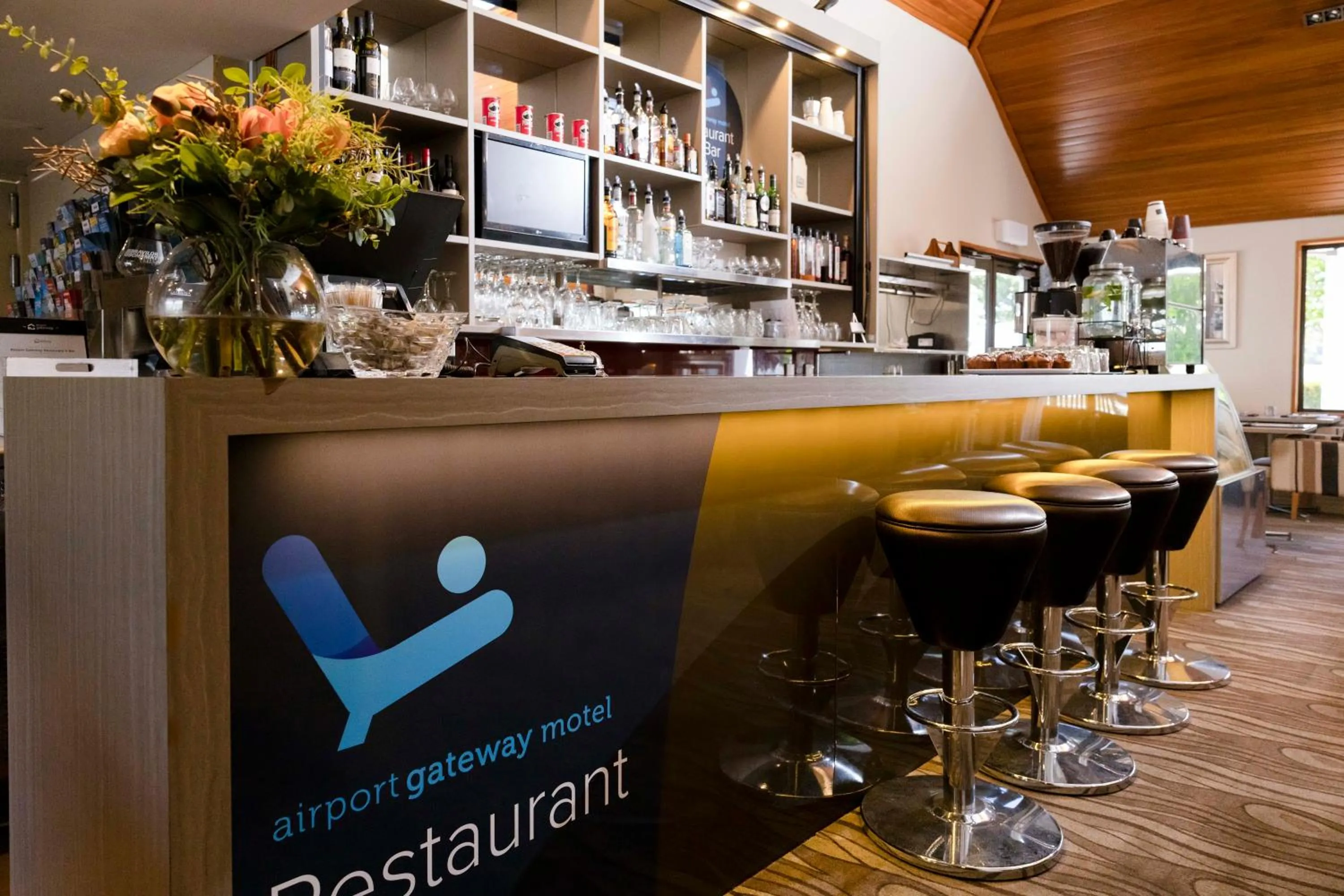 Restaurant/places to eat in Airport Gateway Hotel