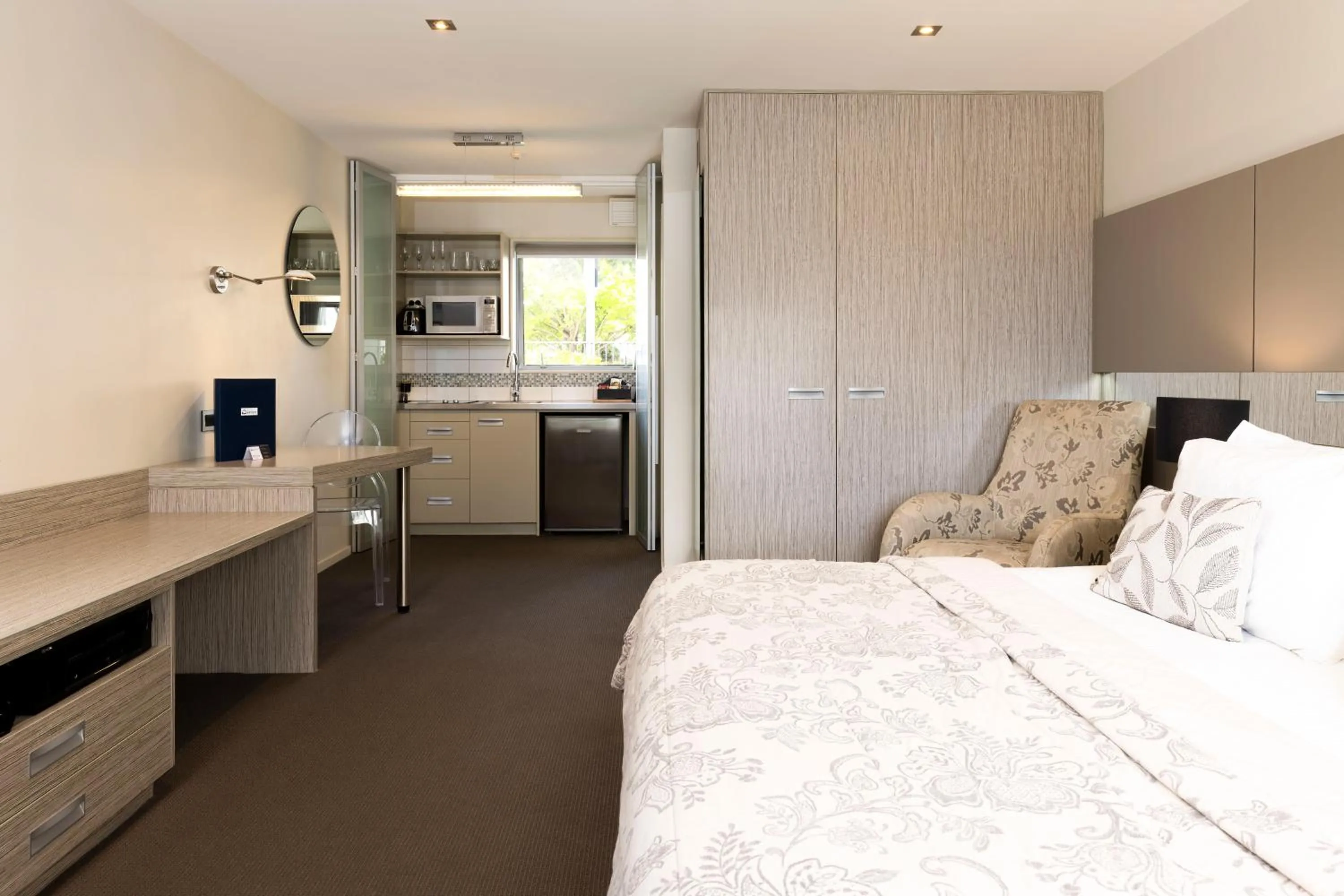 Kitchen or kitchenette, Bed in Airport Gateway Hotel