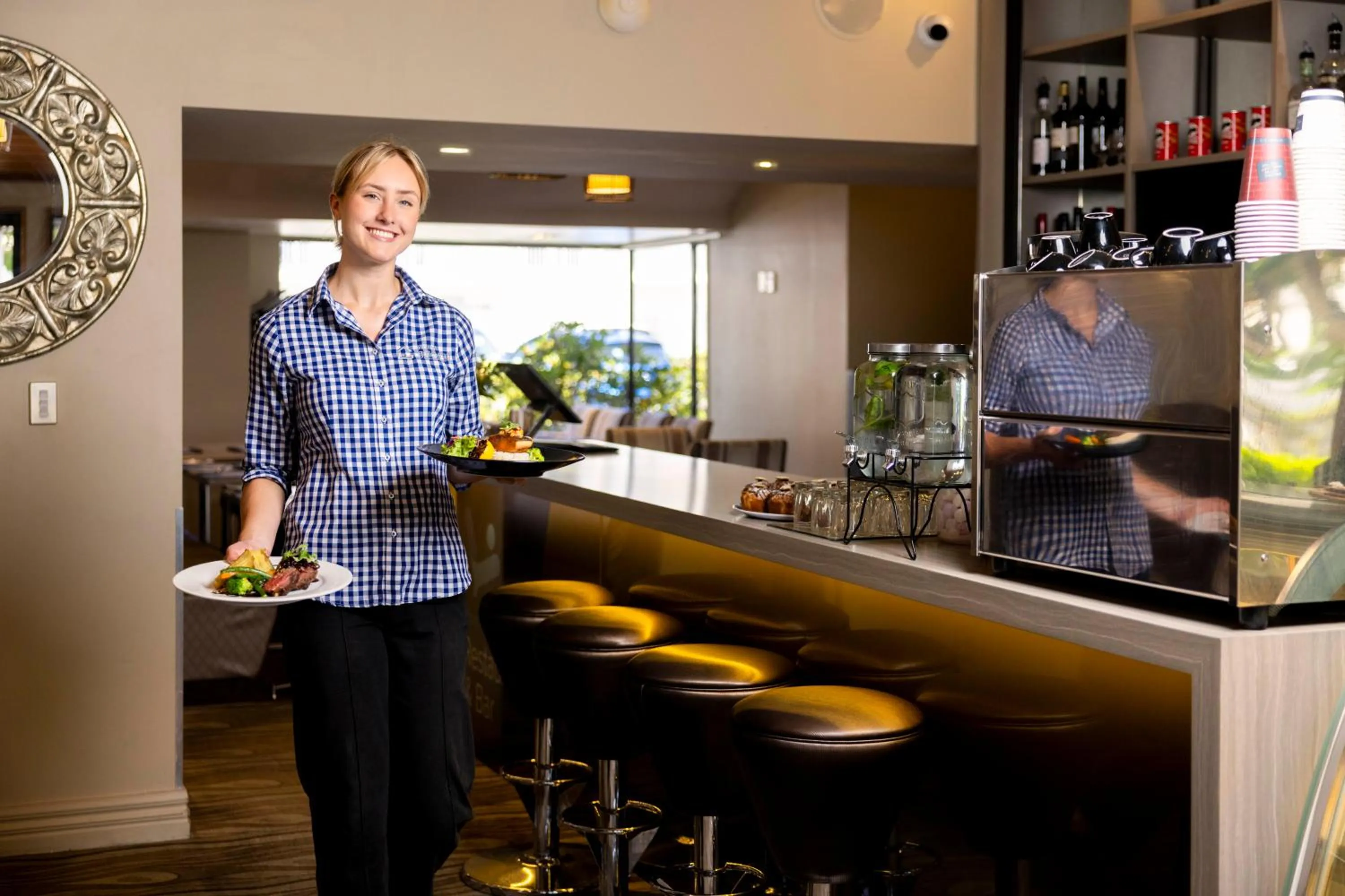 Restaurant/places to eat in Airport Gateway Hotel