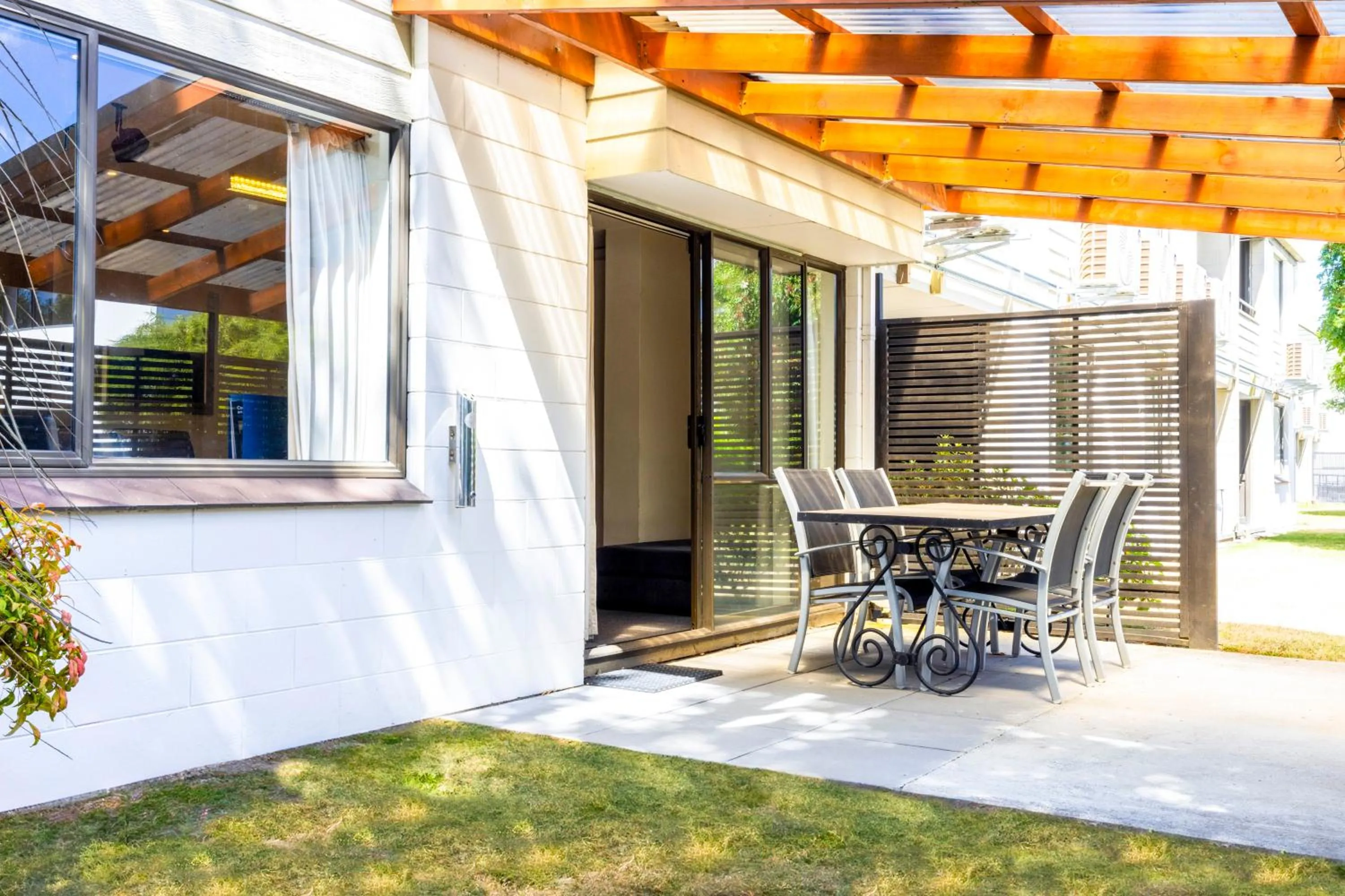 Patio in Airport Gateway Hotel