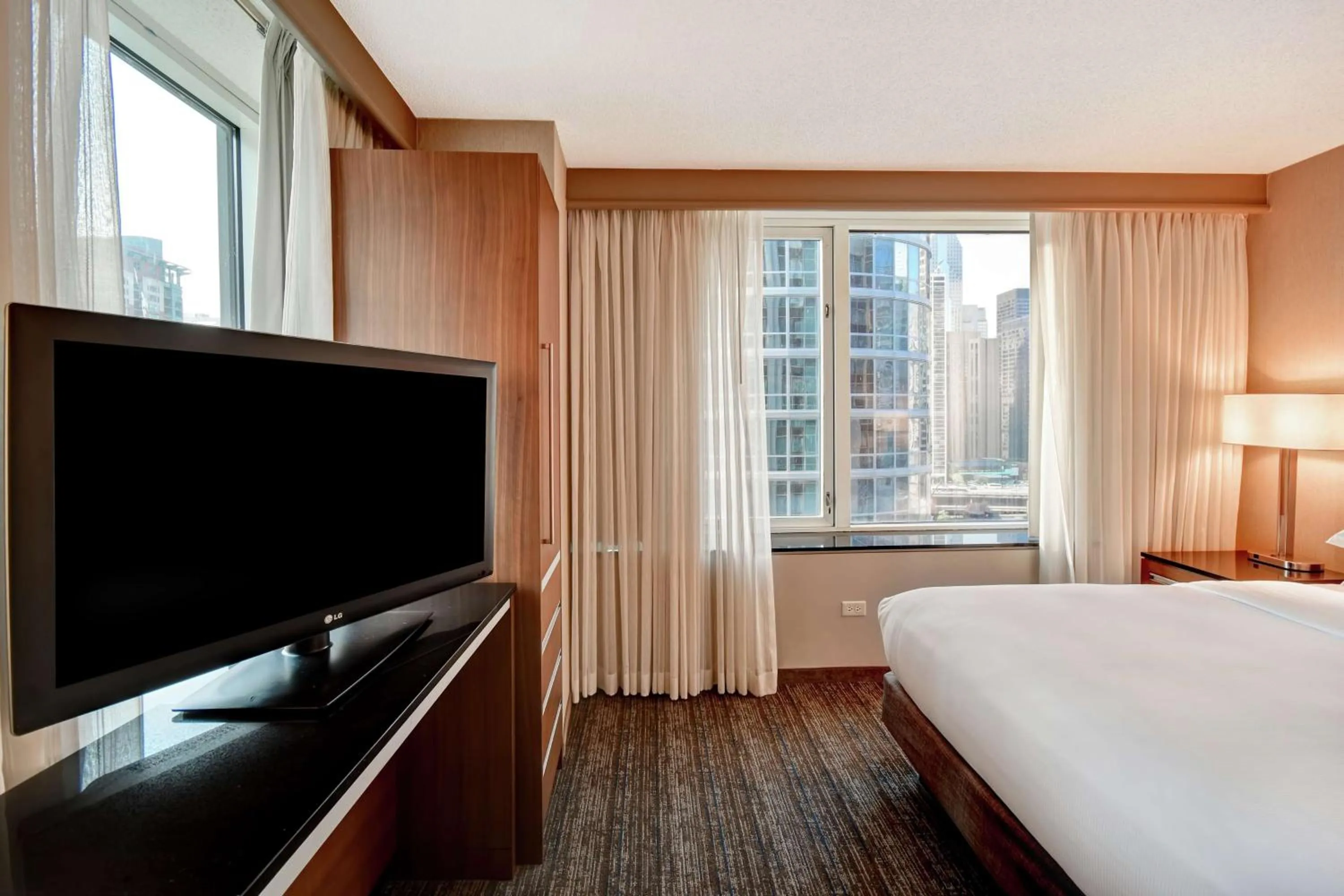 Bedroom, Bed in Embassy Suites by Hilton Chicago Downtown Magnificent Mile
