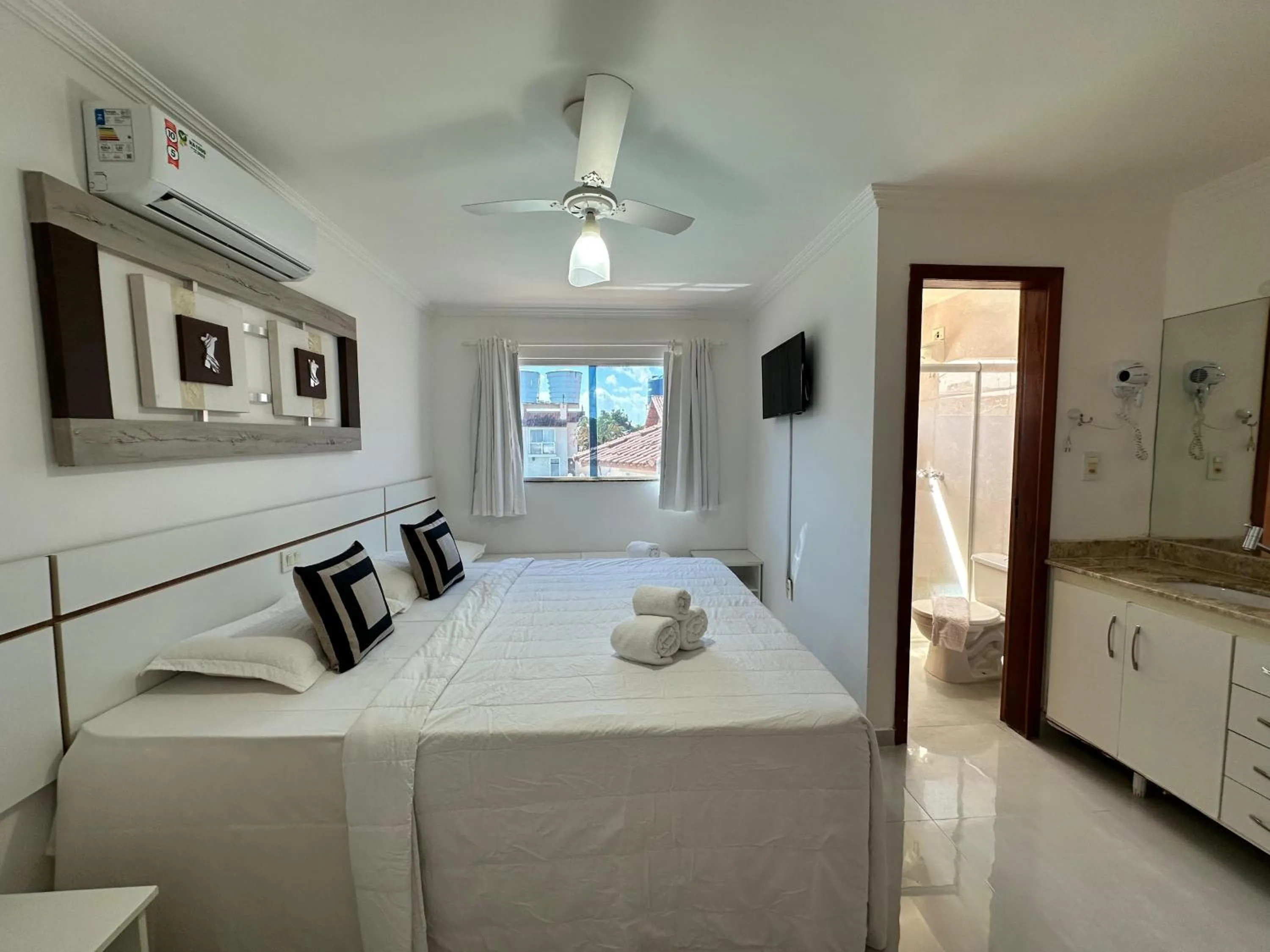 Bedroom, Bed in Flat em Condomínio Mont Sião
