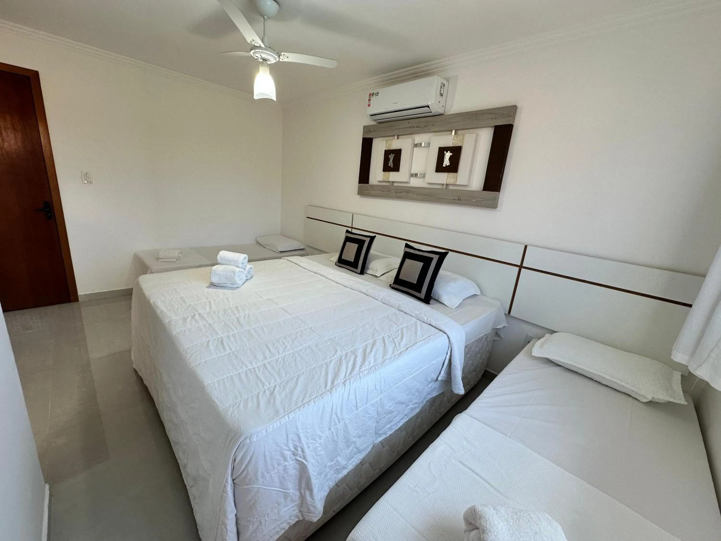Bedroom, Bed in Flat em Condomínio Mont Sião