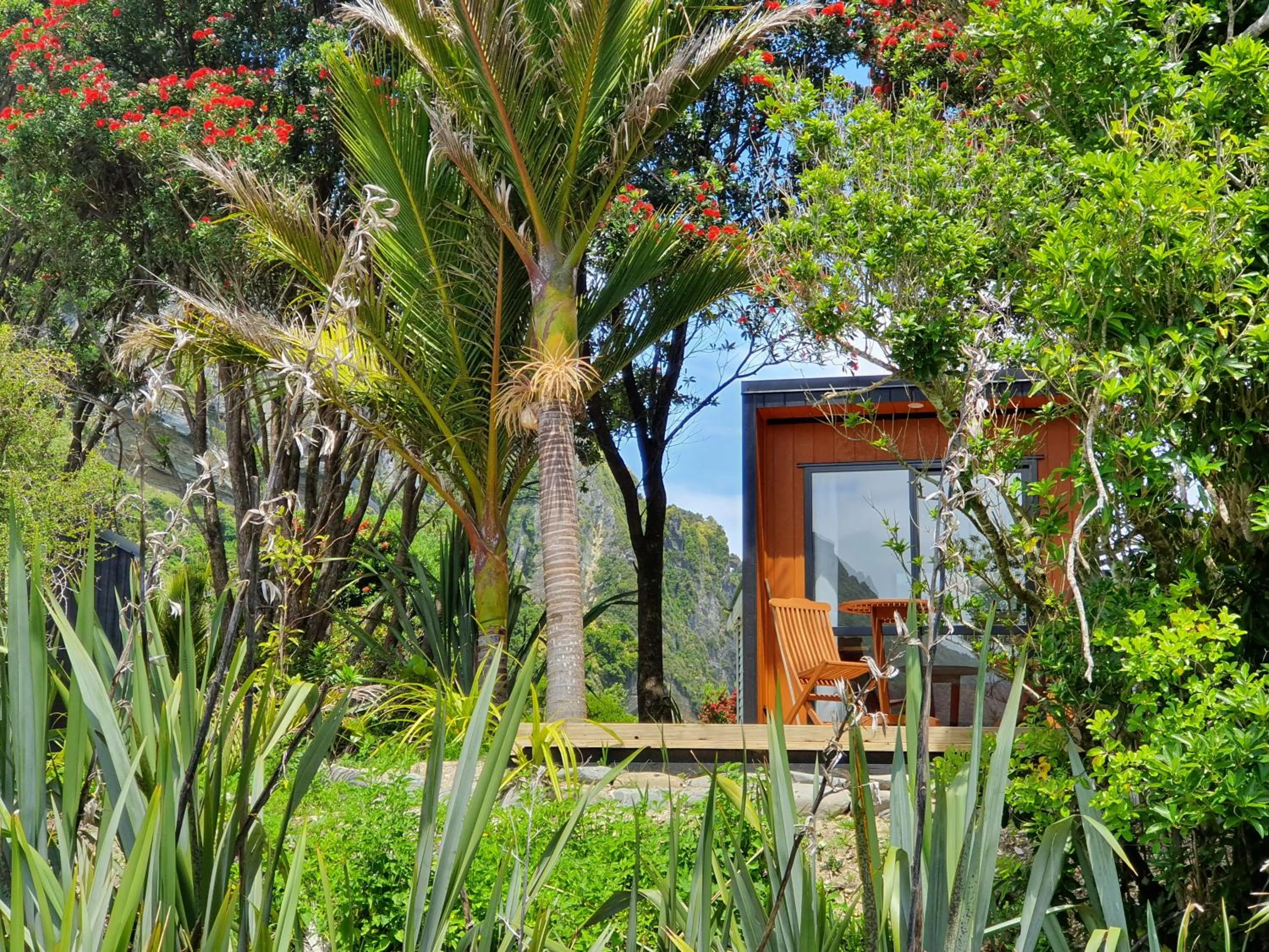 Queen Room with Shared Bathroom in Punakaiki Beach Camp