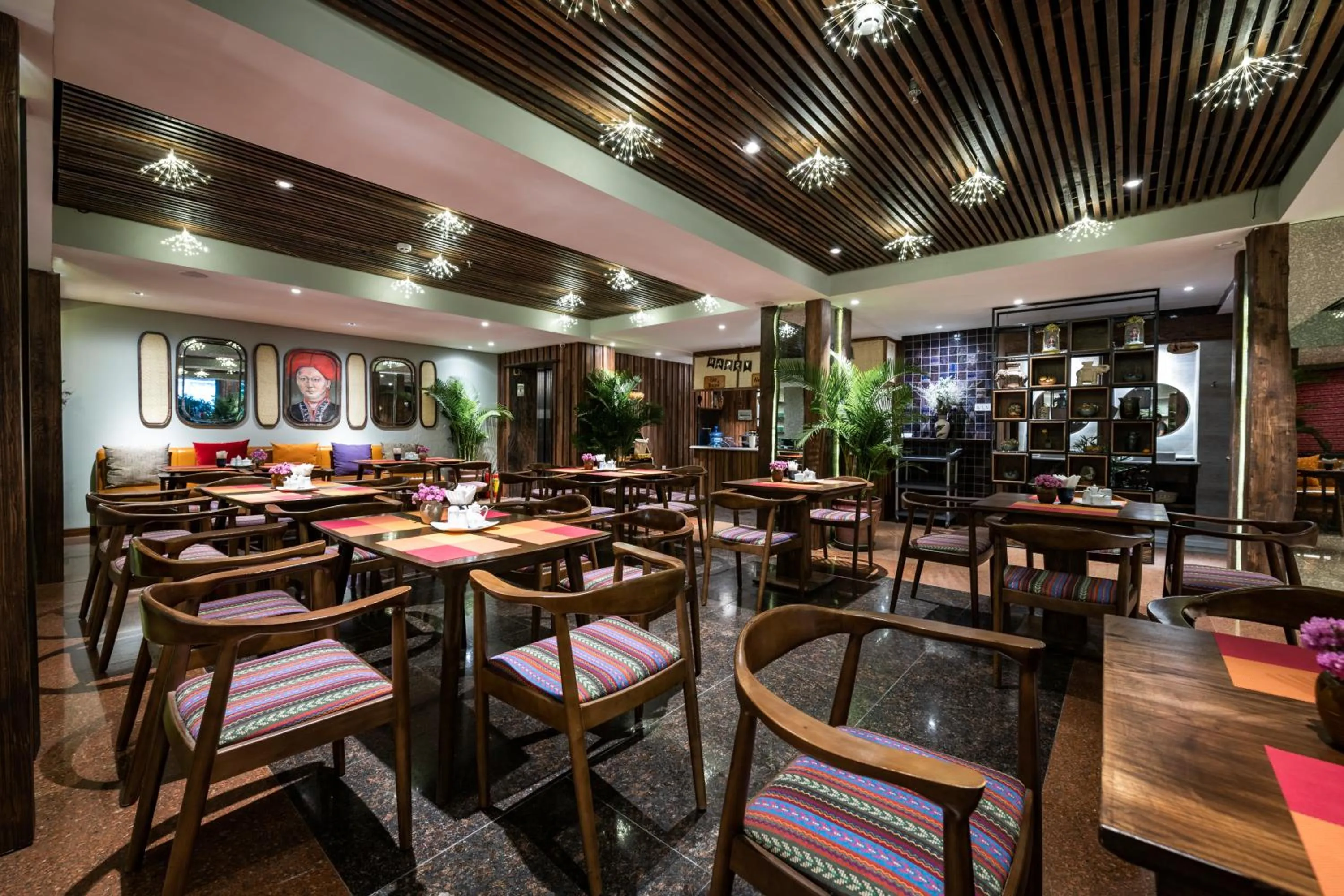 Restaurant/places to eat in Au Lac Legend Hotel