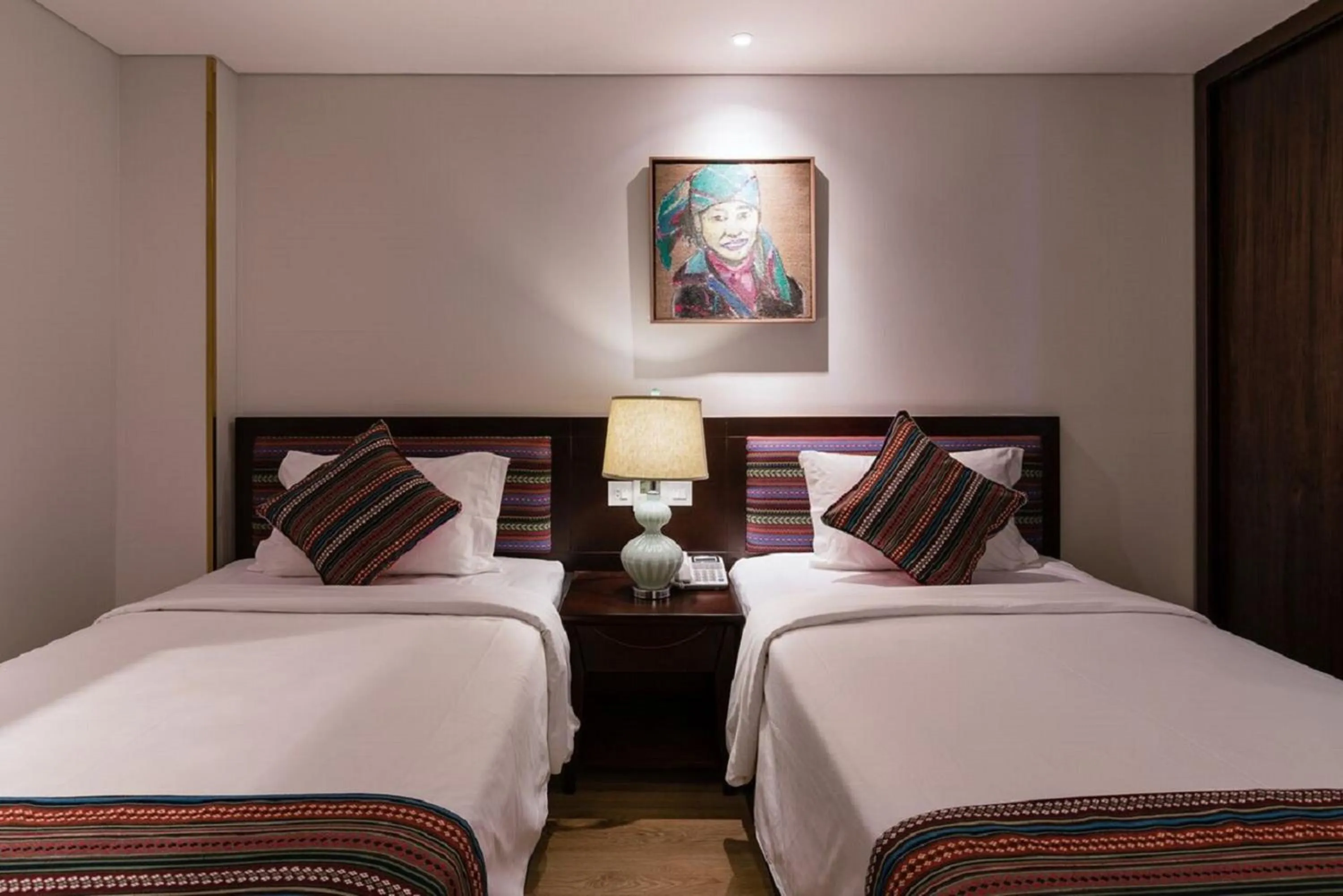 Photo of the whole room, Bed in Au Lac Legend Hotel