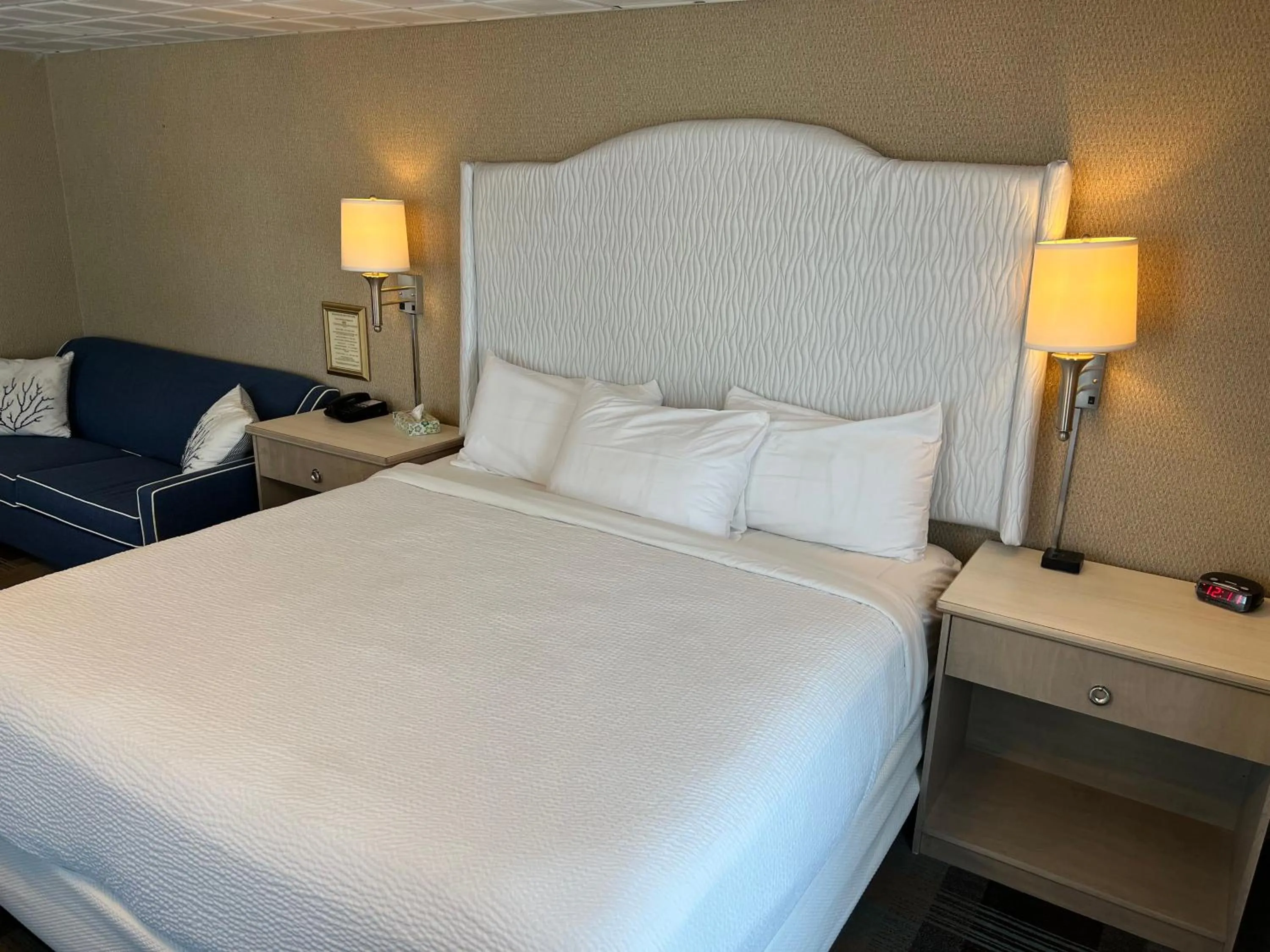 Bed in King's Port Inn