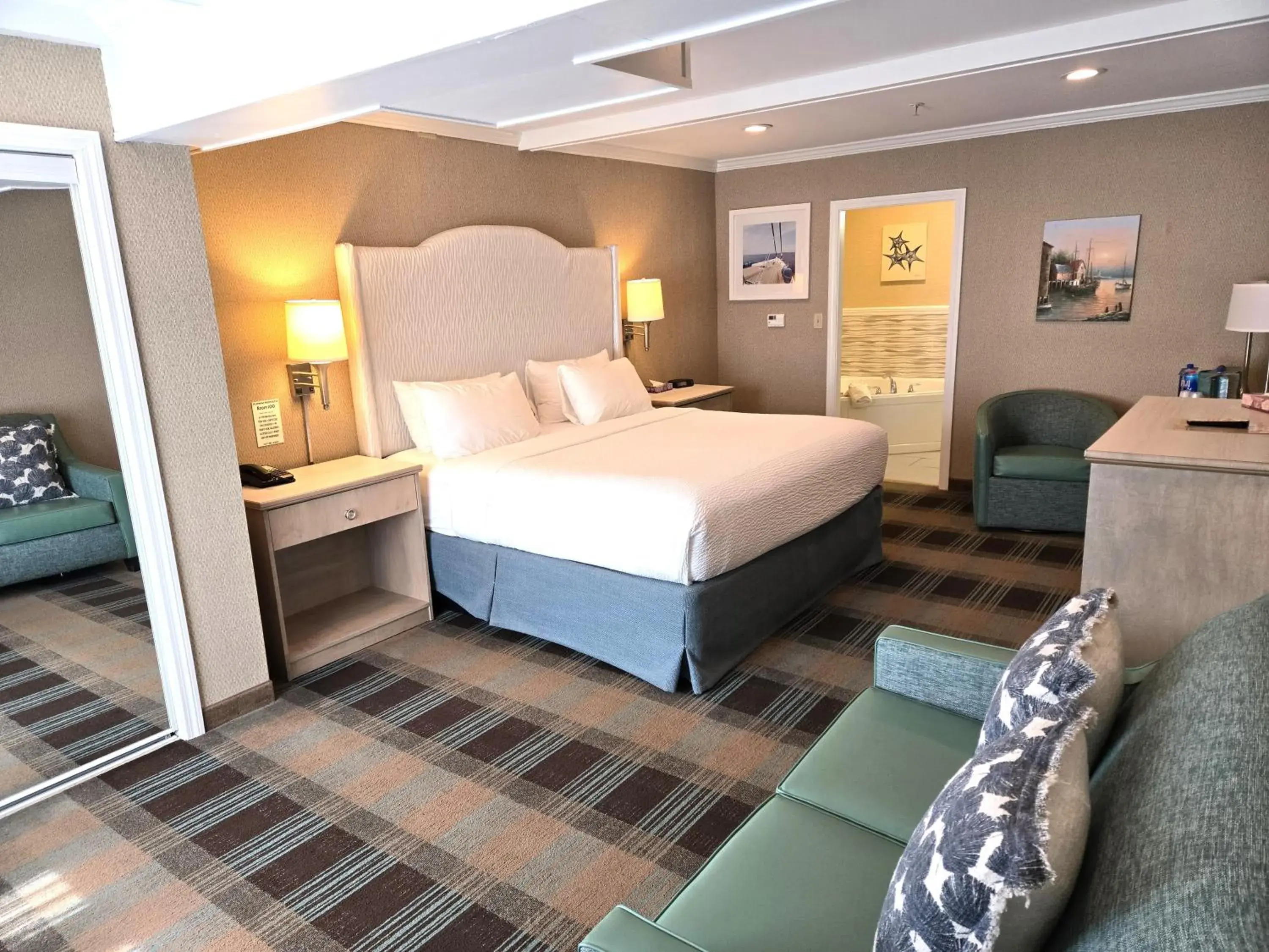 Photo of the whole room, Bed in King's Port Inn Photo of the whole room, Bed in King's Port Inn