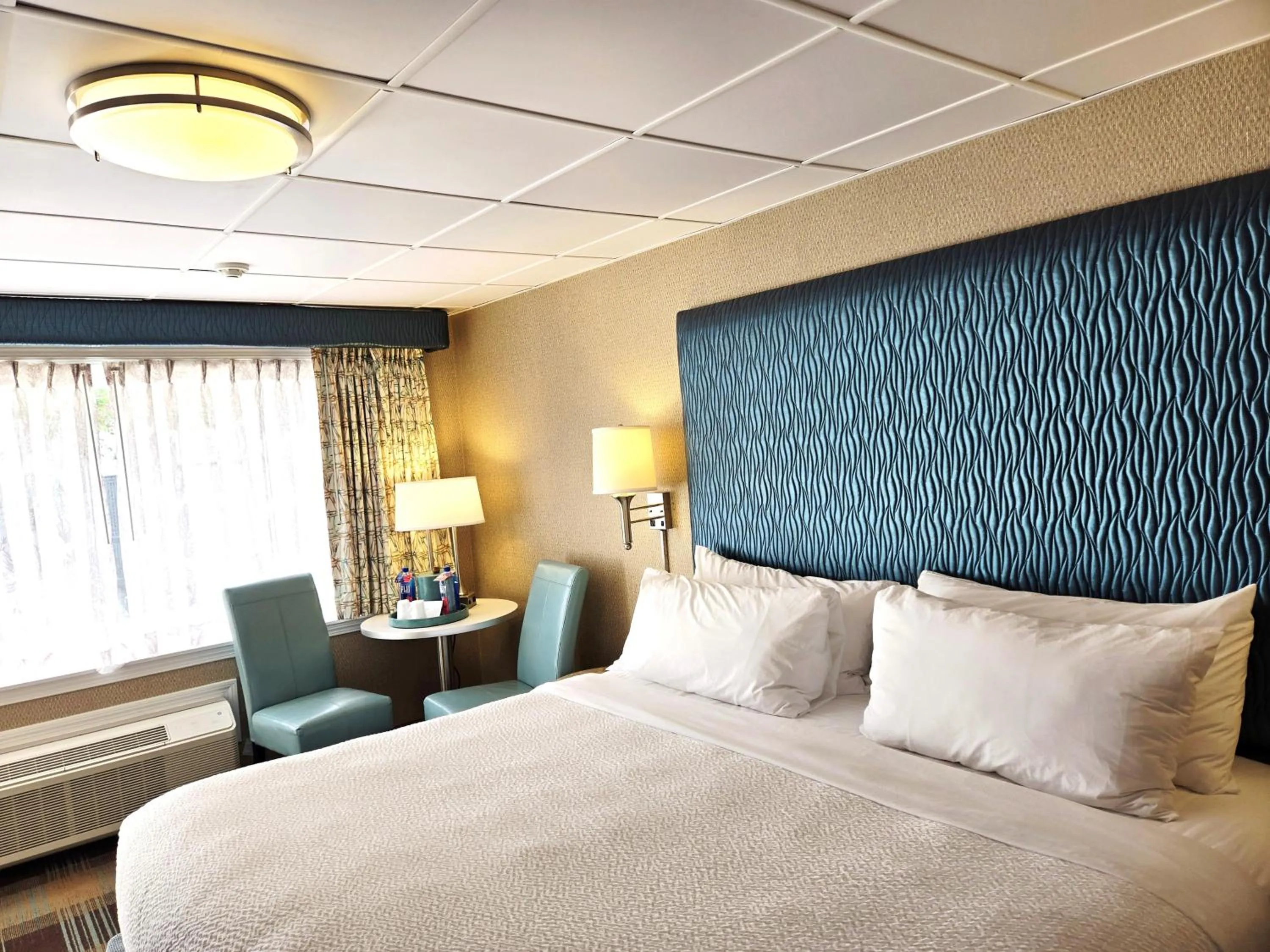 View (from property/room), Bed in King's Port Inn