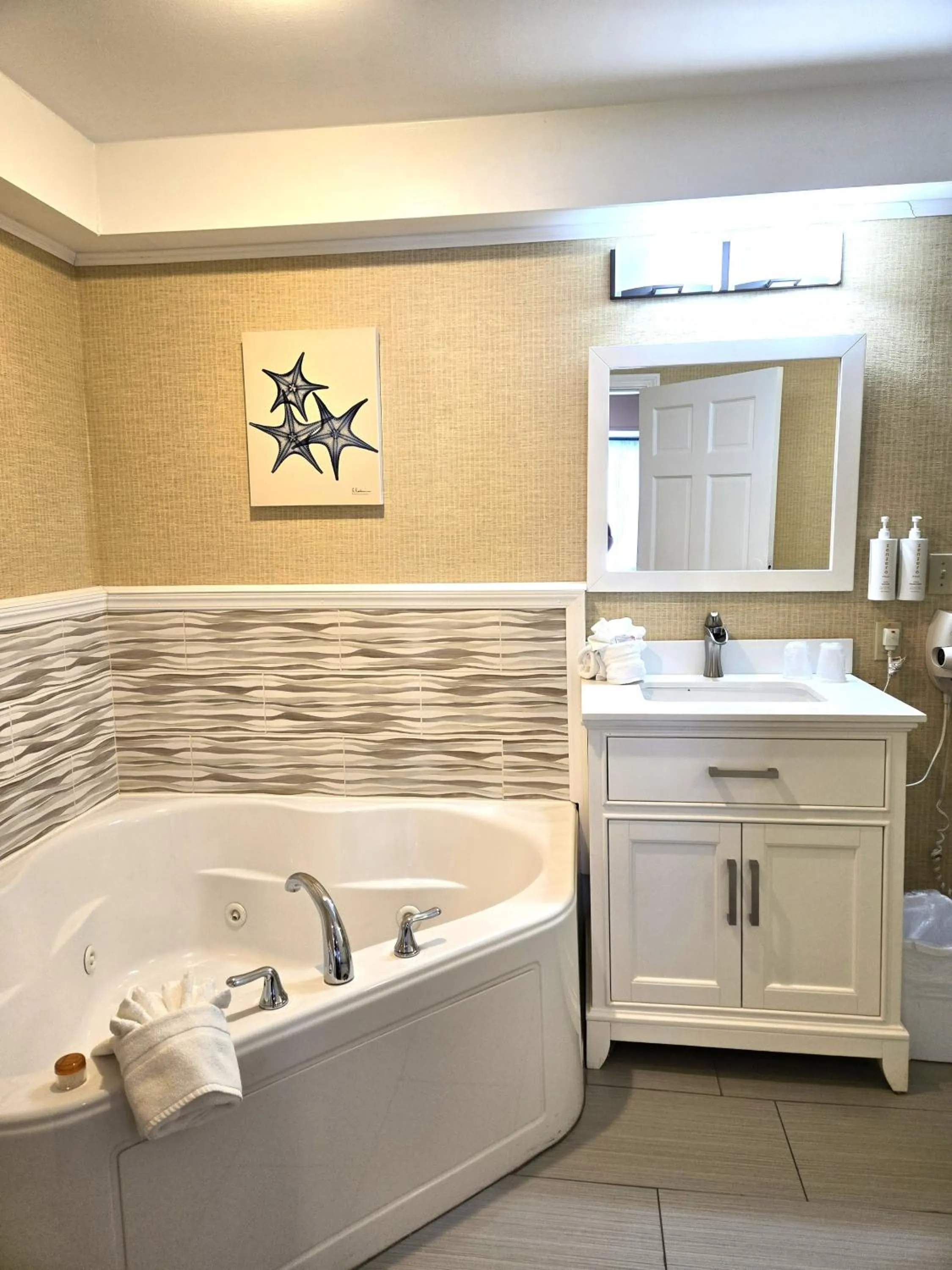 Bathroom in King's Port Inn