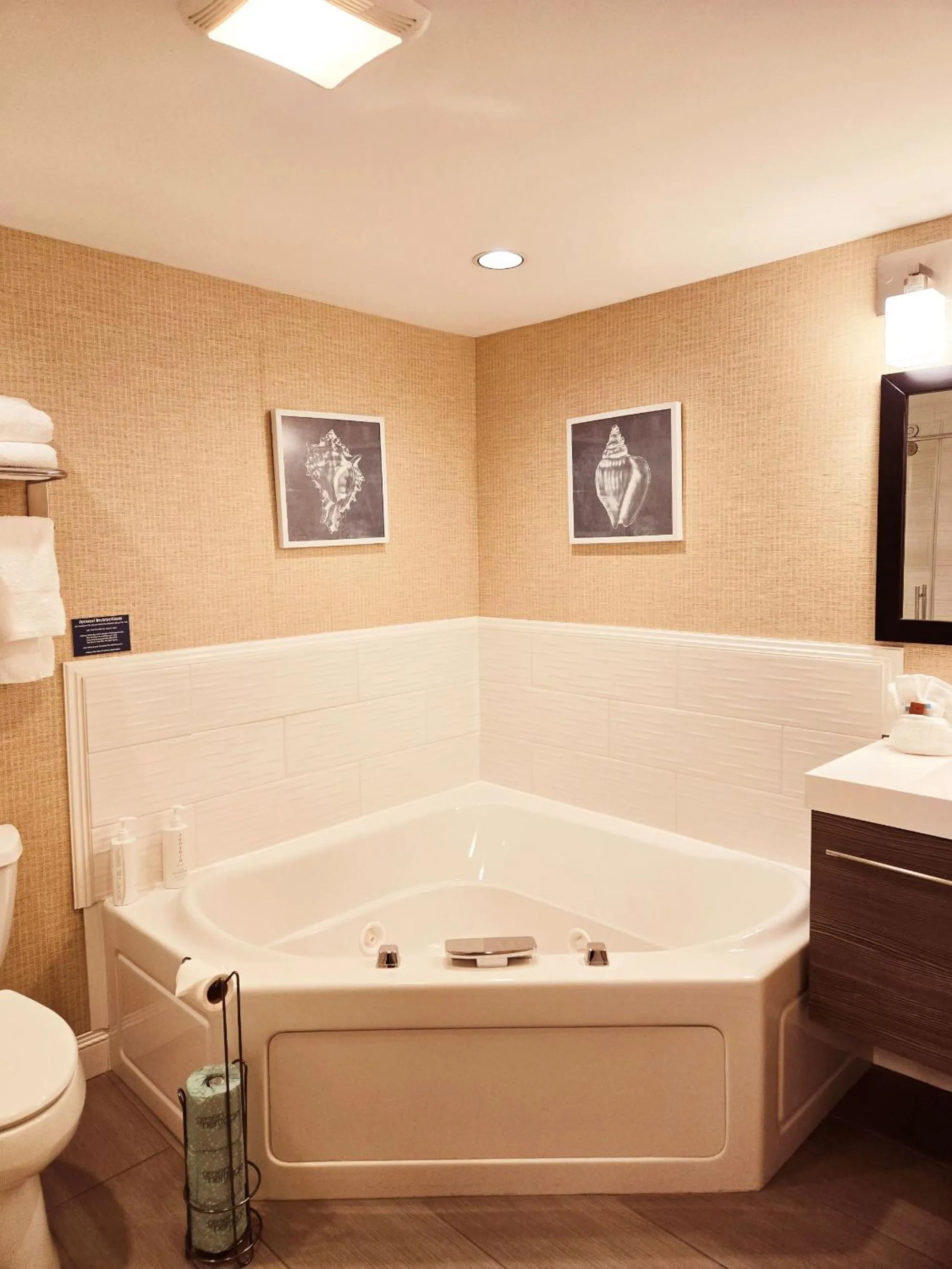 Bath in King's Port Inn