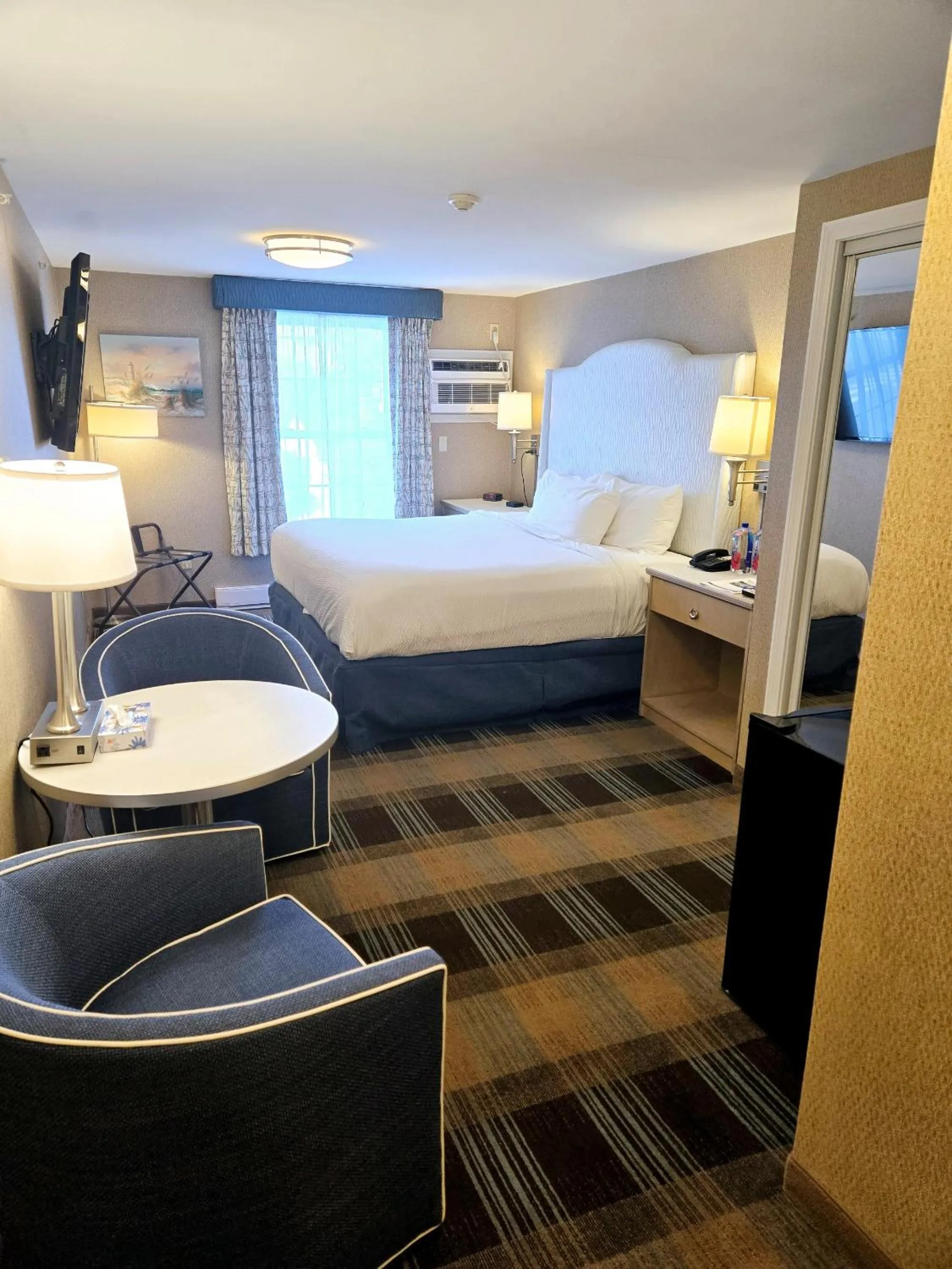 Photo of the whole room, Bed in King's Port Inn