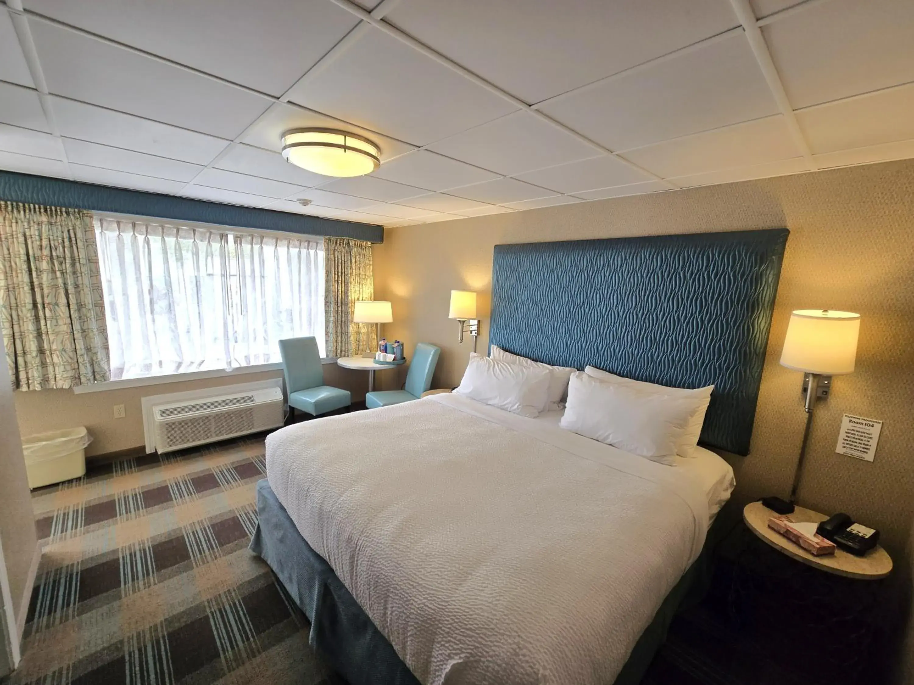 Deluxe King Suite in King's Port Inn Deluxe King Suite in King's Port Inn