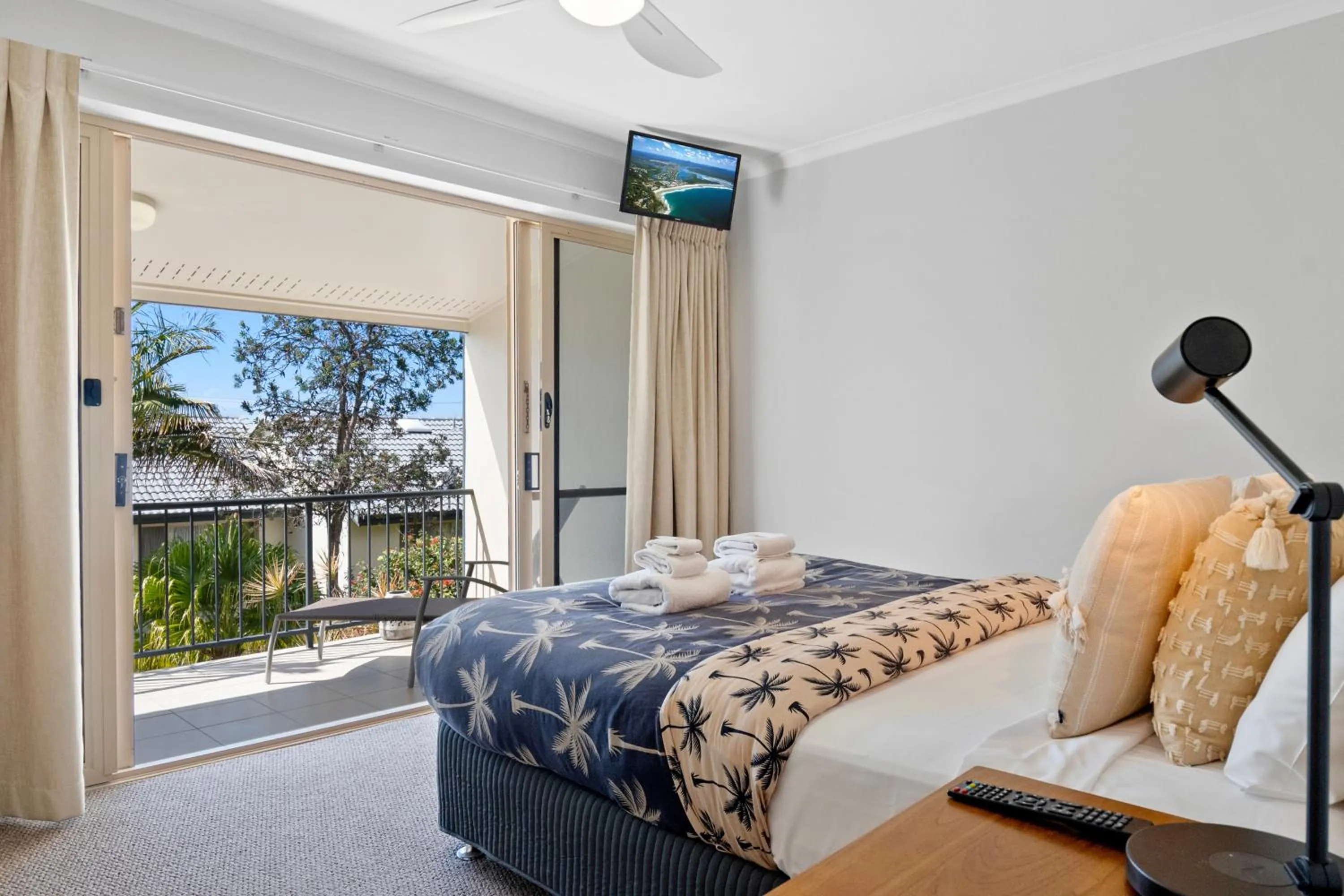 Balcony/Terrace, Bed in Beach Breakers Resort
