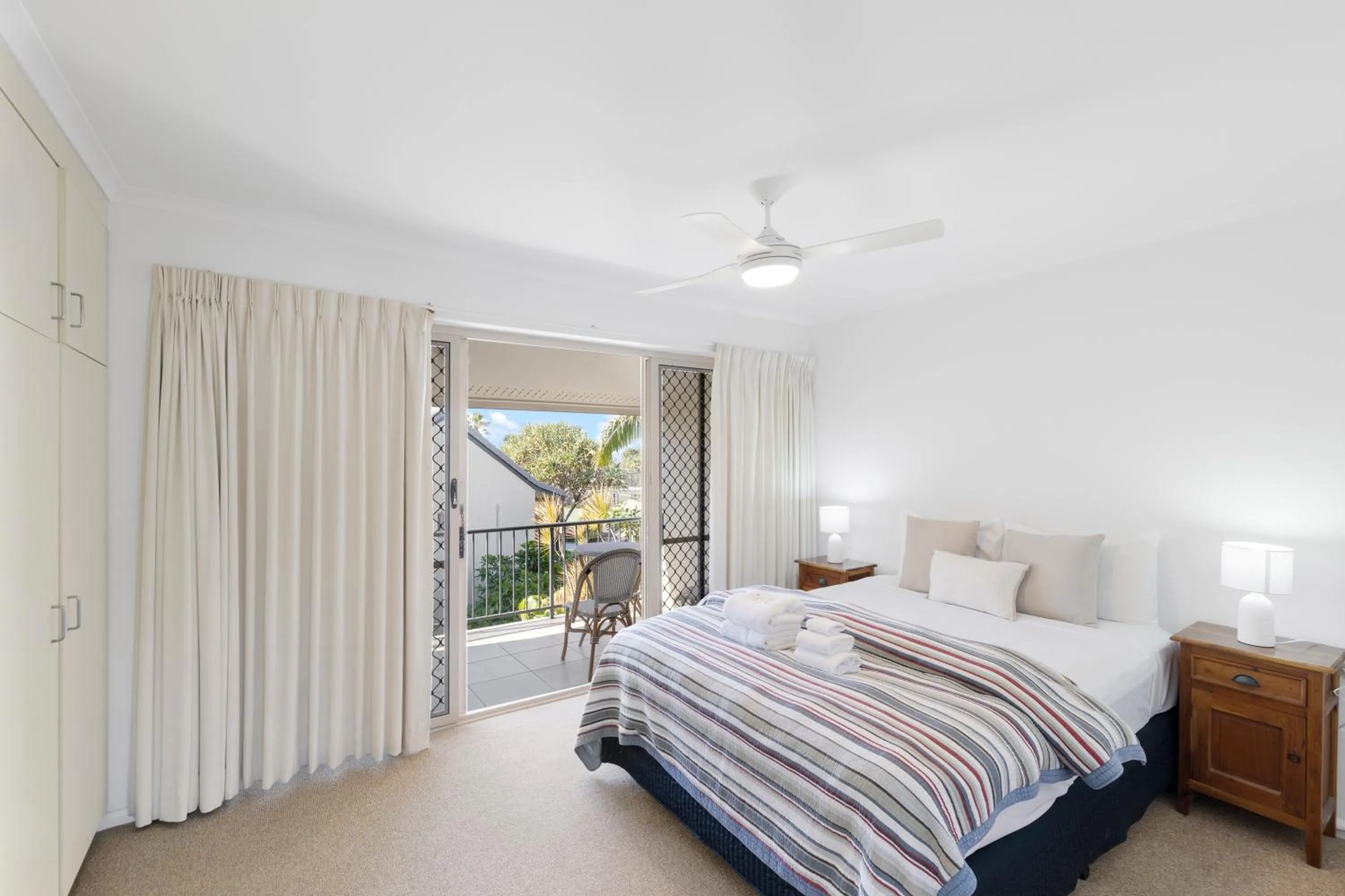 Bedroom, Bed in Beach Breakers Resort