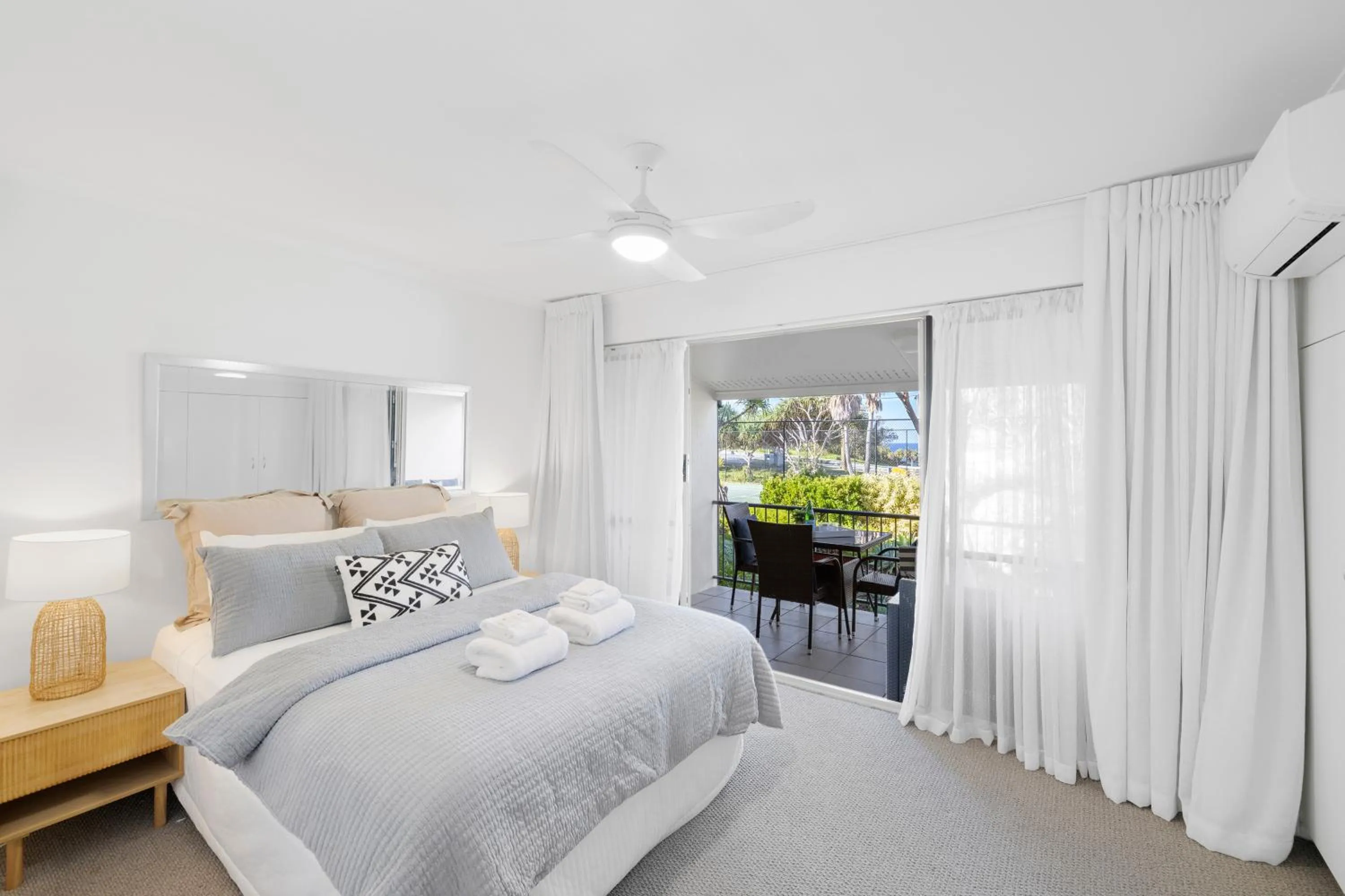 Balcony/Terrace, Bed in Beach Breakers Resort