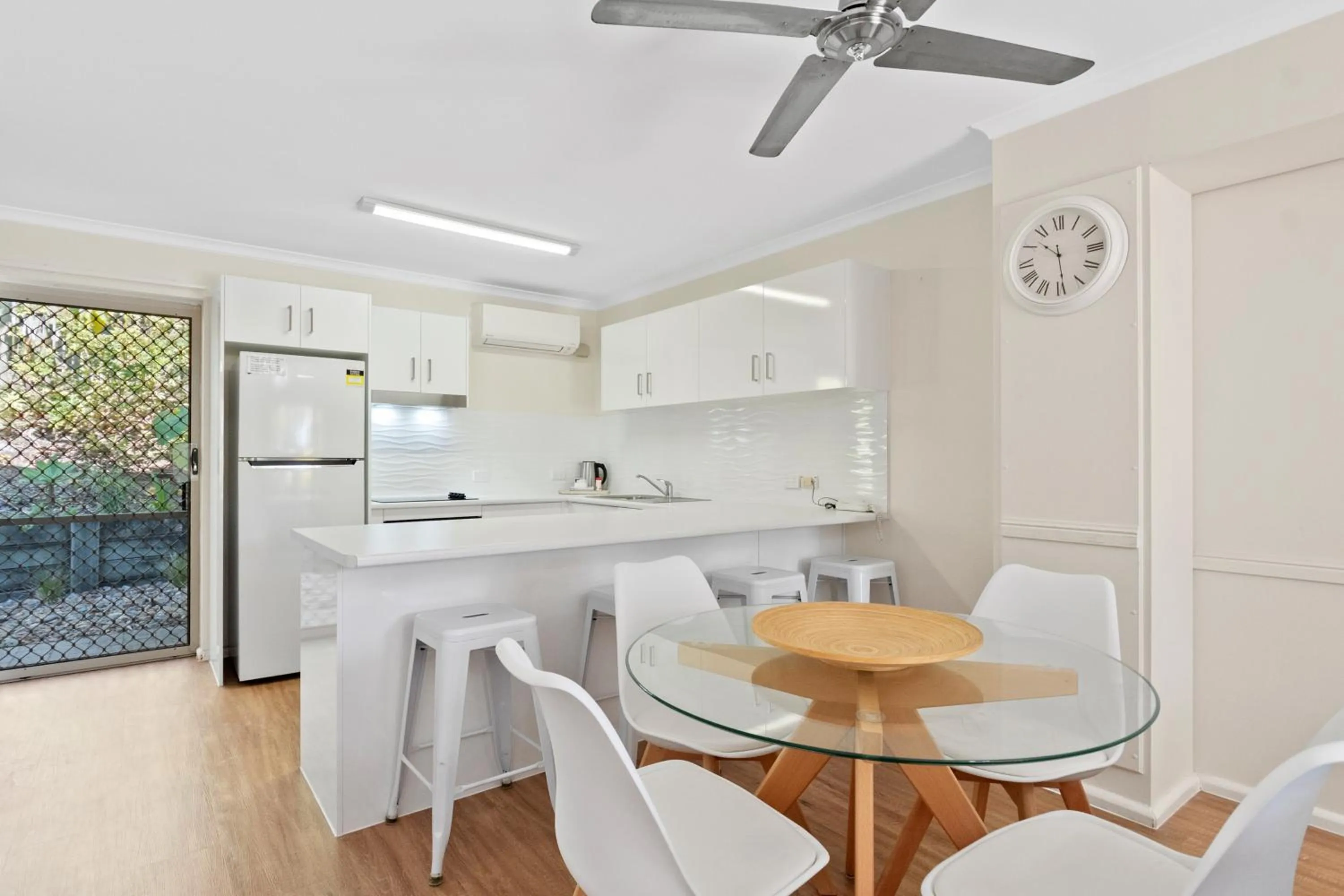 Kitchen or kitchenette in Beach Breakers Resort