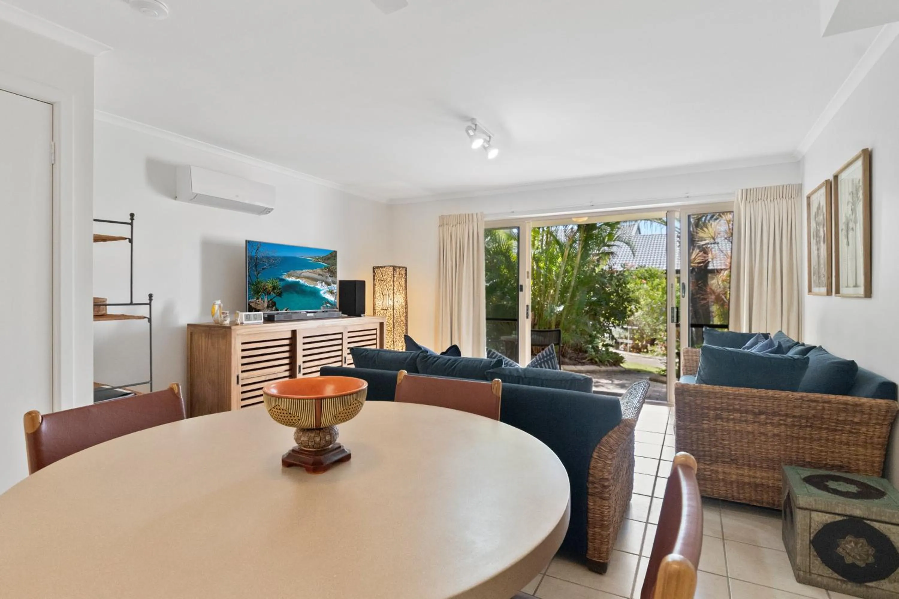 Living room in Beach Breakers Resort