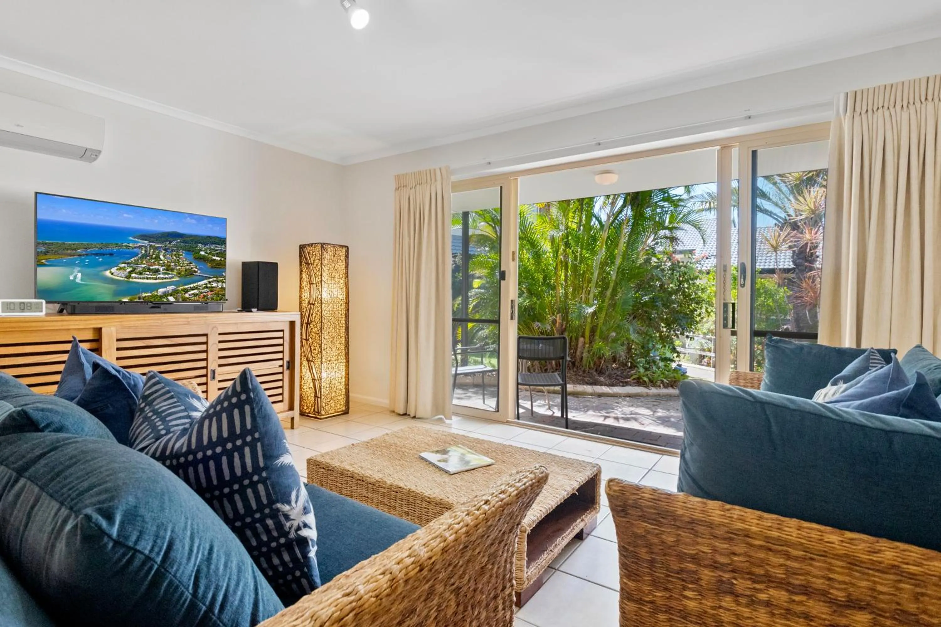 TV and multimedia in Beach Breakers Resort